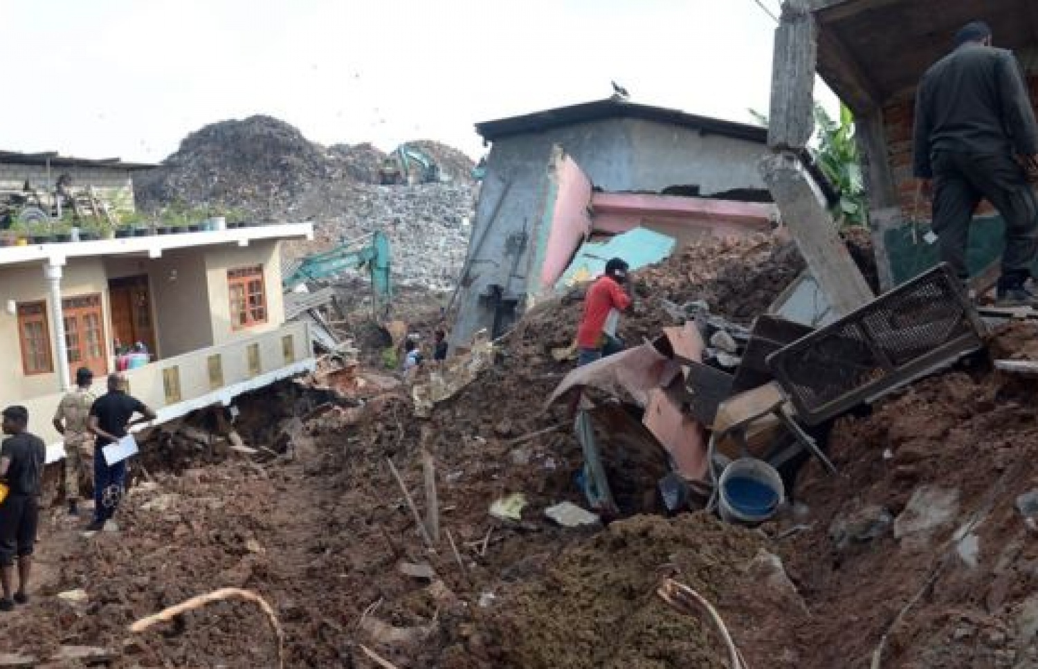 ކުނިގޮނޑު ފޭބުމުގެ ސަބަބުން ވަނީ 40 ގެ ކުނިތަކުގެ ދަށުވެފައި. --ފޮޓޯ:އޭއެފްޕީ