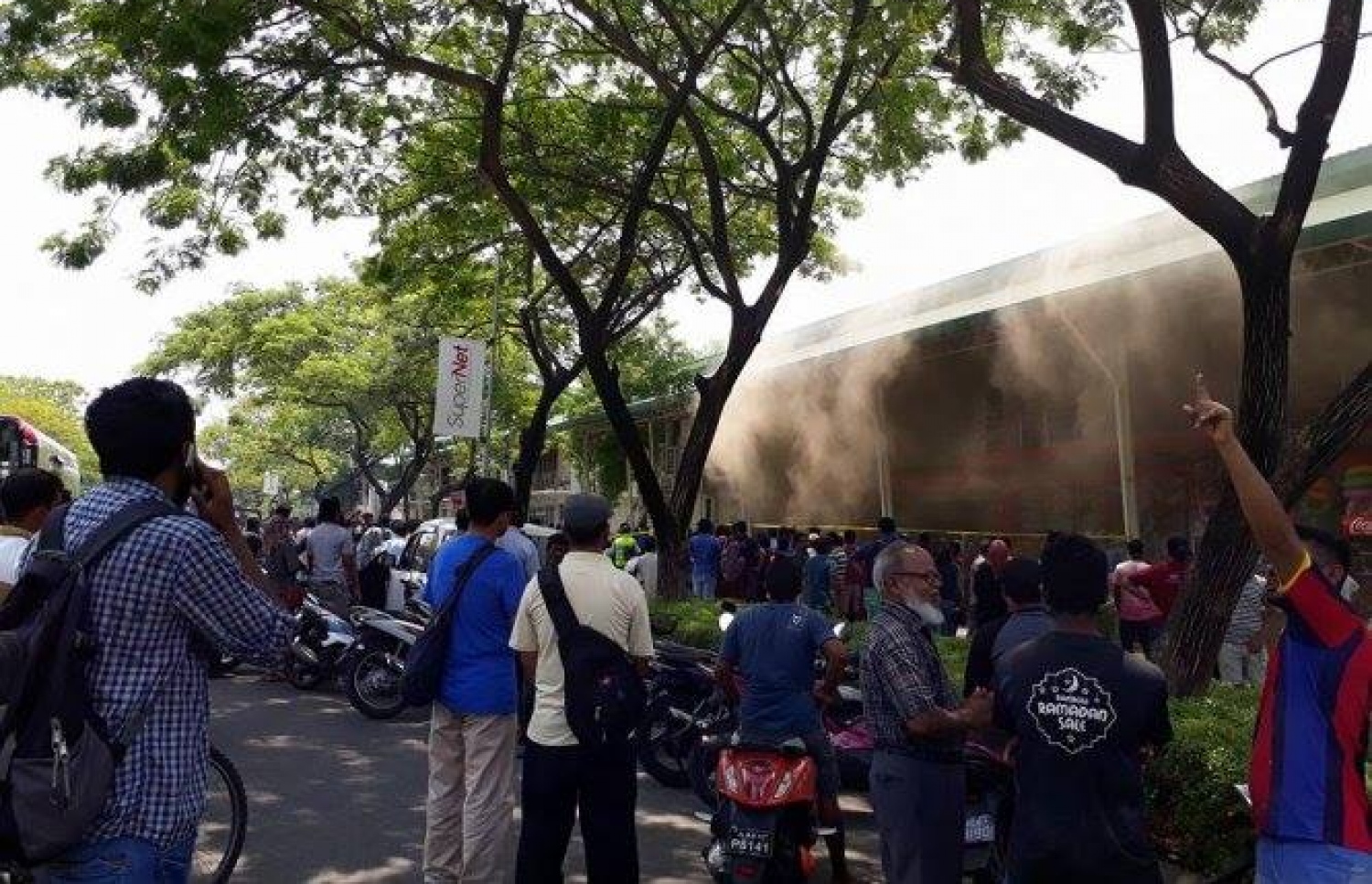 ހުޅުމާލޭގެ ހެދުން ފިހާރާގައި އަލިފާން ރޯވެފައި.-- ފޮޓޯ: އެމްއެންޑީއެފް