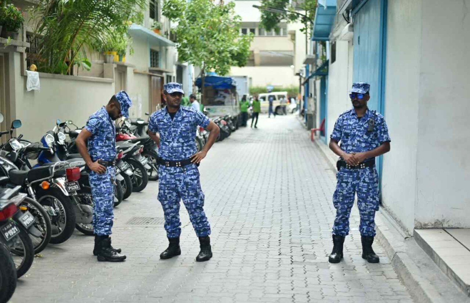 ފުލުހުން މާލޭގެ މަގެއްގައި ސަލާމަތީ ކަންތައް ބަލަހައްޓަނީ: ވަކީލަކު އައްޔަން ވުމުގެ އުސޫލަށް ފުލުހުން ގެނައި ބަދަލާ މެދު ބައެއް ވަކީލުން ހިތްހަމައެއް ނުޖެހޭ. --މިހާރު ފޮޓޯ: ހުސައިން ވަހީދު