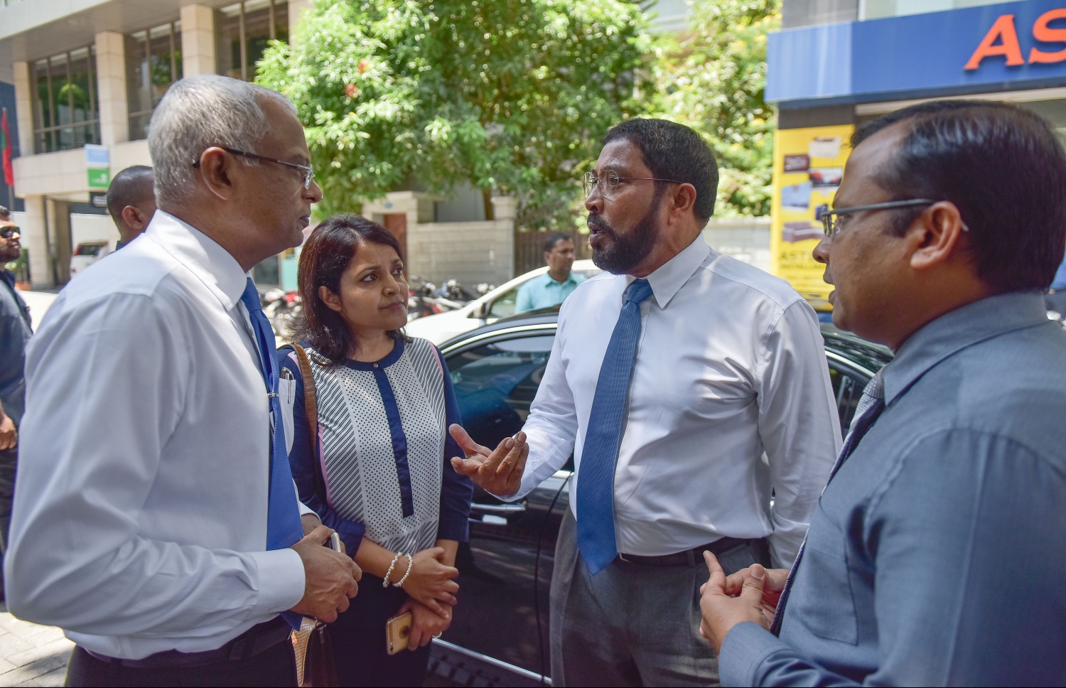 މިދިޔަ އޭޕްރީލް މަހު އުފެދުނު ސިޔާސީ ކޯޅުންތައް ހޫނުވި ދަނޑިވަޅުގައި ގާސިމާއި އިދިކޮޅު އެހެން ބައެއް އިސްބޭފުޅުން އިންޑިއާ ސަފީރު މިޝްރާއާ ބައްދަލުކުރެއްވުމަށް ފަހު، އިންޑިއާ ހައި ކޮމިޝަންގެ ބޭރުގައި.---މިހާރު ފައިލް ފޮޓޯ