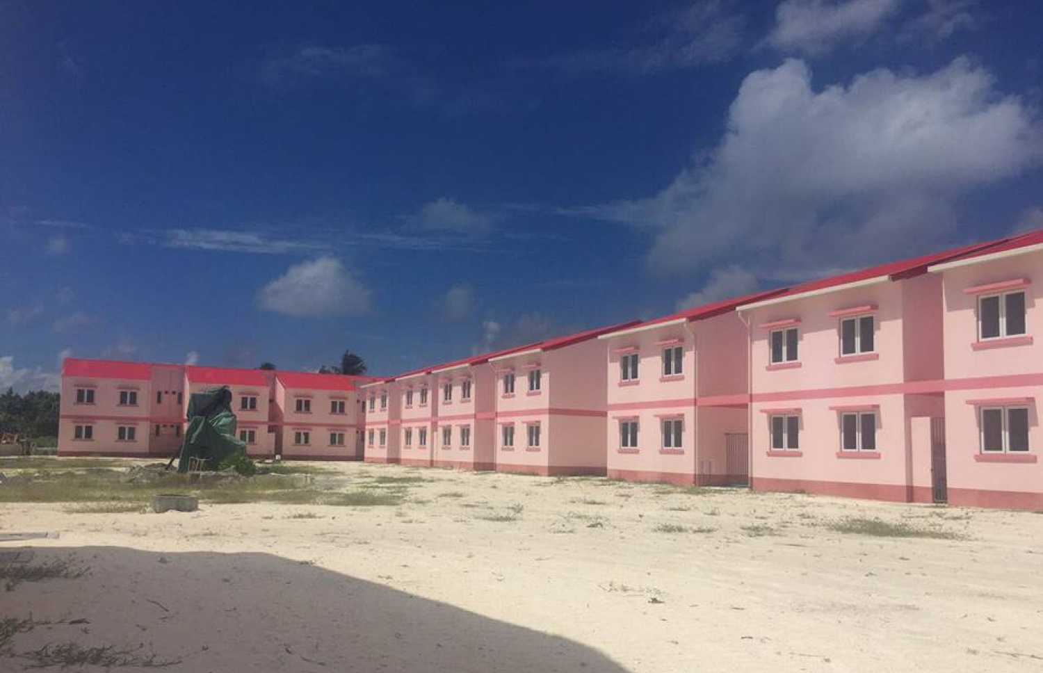 ހުޅުމީދޫގެ ފްލެޓްތަކެއް: މި ފްލެޓްތަކަށް އެކަށީގެންވާ ތަރުހީބެއ ނުލިބޭ. ފޮޓޯ: ކިޔުންތެރިއެއް.