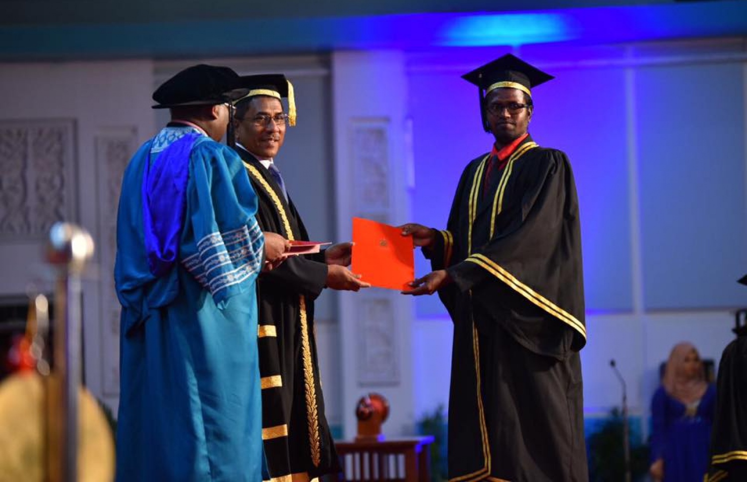 މާލެ: އޭޕްރީލް 16، 2017- އެމްއެންޔޫ އިން މި އަހަރު ގްރެޖުއޭޓްވި ދަރިވަރަކާ، އެ ޔުނިވަސިޓީގެ ޗާންސެލަރު ޑރ. މުހައްމަދު ލަތީފް ސެޓްފިކެޓް ހަވާލުކޮށްދެއްވަނީ.---ފޮޓޯ: އެމްއެންޔޫ ފޭސްބުކް ޕޭޖް