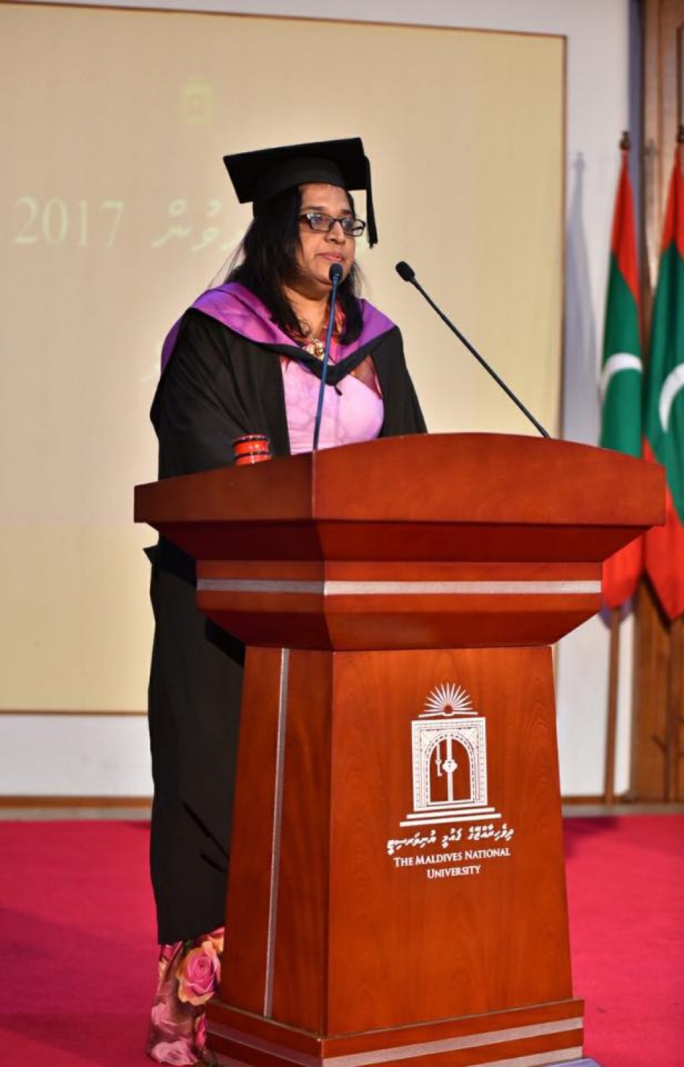 މާލެ: އޭޕްރީލް 16، 2017- އެމްއެންޔޫގެ މި އަހަރުގެ ދަސްވެނިވުމުގެ ހަފުލާގެ ޝަރަފުވެރި މެހުމާން، ރައީސް އޮފީހުގެ ލީގަލް އެފެއާޒް މިނިސްޓަރު އައިޝަތު އާޒިމާ ޝަކޫރު ވާހަކަ ދައްކަވަނީ.---ފޮޓޯ: އެމްއެންޔޫ ފޭސްބުކް ޕޭޖް