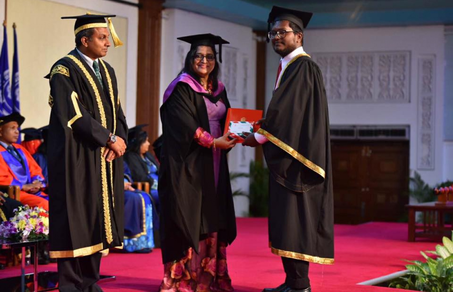 މާލެ: އޭޕްރީލް 16، 2017- އެމްއެންޔޫ އިން މި އަހަރު ގްރެޖުއޭޓްވި ދަރިވަރަކާ، ރައީސް އޮފީހުގެ ލީގަލް އެފެއާޒް މިނިސްޓަރު އައިޝަތު އާޒިމާ ޝަކޫރު ސެޓްފިކެޓް ހަވާލުކޮށްދެއްވަނީ.---ފޮޓޯ: އެމްއެންޔޫ ފޭސްބުކް ޕޭޖް