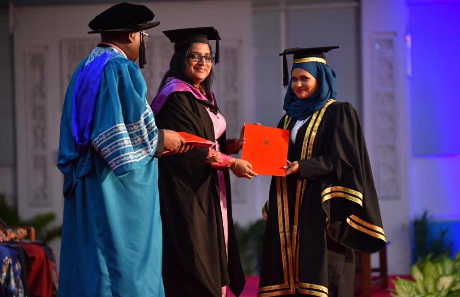 މާލެ: އޭޕްރީލް 16، 2017-ދަރުބާރުގޭގައި ބޭއްވި މޯލްޑިވްސް ނޭޝަނަލް ޔުނިވަސިޓީ (އެމްއެންޔޫ)ގެ ދަރިވަރުން ދަސްވެނިވުމުގެ ރަސްމިއްޔާތުގެ ތެރެއިން. މިރަސްމިއްޔާތުގައި ޖުމްލަ 800 އަށްވުރެ ގިނަ ދަރިވަރުން ދަސްވެނިވެފައިވޭ .---ފޮޓޯ: އެމްއެންޔޫ ފޭސްބުކް ޕޭޖް