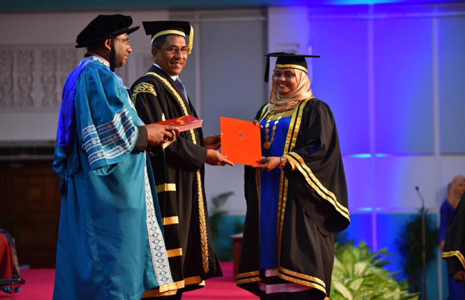 މާލެ: އޭޕްރީލް 16، 2017- އެމްއެންޔޫ އިން މި އަހަރު ގްރެޖުއޭޓްވި ދަރިވަރަކާ، އެ ޔުނިވަސިޓީގެ ޗާންސެލަރު ޑރ. މުހައްމަދު ލަތީފް ސެޓްފިކެޓް ހަވާލުކޮށްދެއްވަނީ.---ފޮޓޯ: އެމްއެންޔޫ ފޭސްބުކް ޕޭޖް