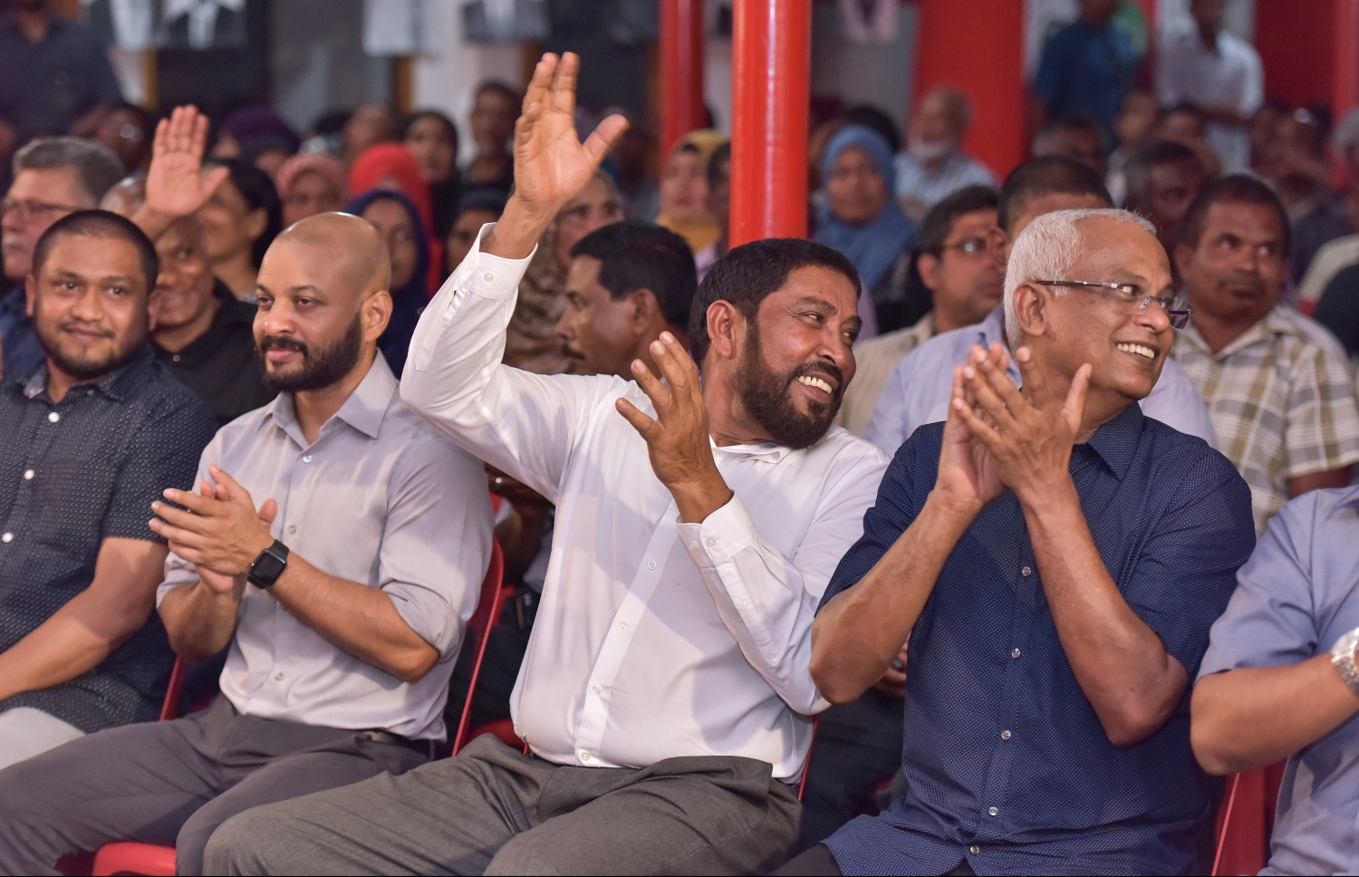 ޖުމްހޫރީ ޕާޓީގެ ލީޑަރު ގާސިމް އިބްރާހިމް އާއި އެމްޑީޕީގެ ޕީޖީ ގްރޫޕް ލީޑަރު އިބްރާހިމް މުހައްމަދު ސޯލިހު (އިބޫ) އާއި ކުރީގެ ރައީސް މައުމޫން އަބްދުލްގައްޔޫމުގެ ދަރިކަލުން އަދި ދިއްގަރު ދާއިރާގެ މެމްބަރު އަހުމަދު ފާރިސް މައުމޫންގެ އިތުރުން އިދިކޮޅު ބައެއް ސިޔާސީ ޕާޓީތަކުގެ ބޭފުޅުން ކުނޫޒުގައި ކުރިން އޮތް ޖަލްސާއެއްގައި-- ފޮޓޯ: ނިޝާން އަލީ/ މިހާރު