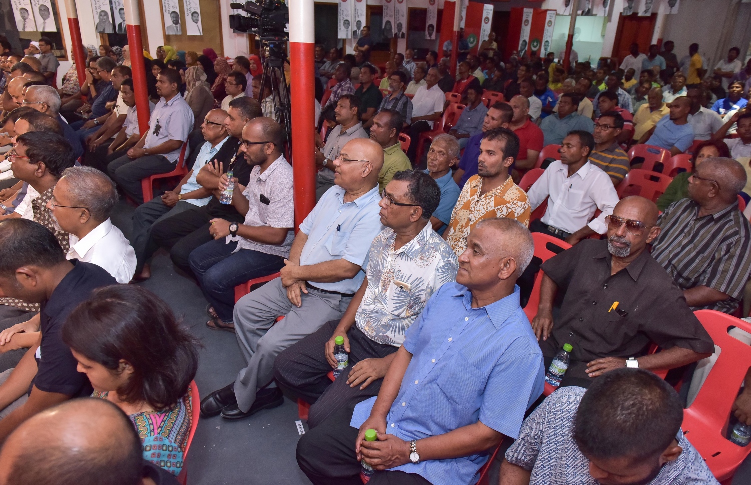 ކުނޫޒުގައި ރޭ ބޭއްވި ޖަލްސާގައި ގިނަ ބަޔަކު ބައިވެރިވަނީ-- ފޮޓޯ: ނިޝާން އަލީ/ މިހާރު