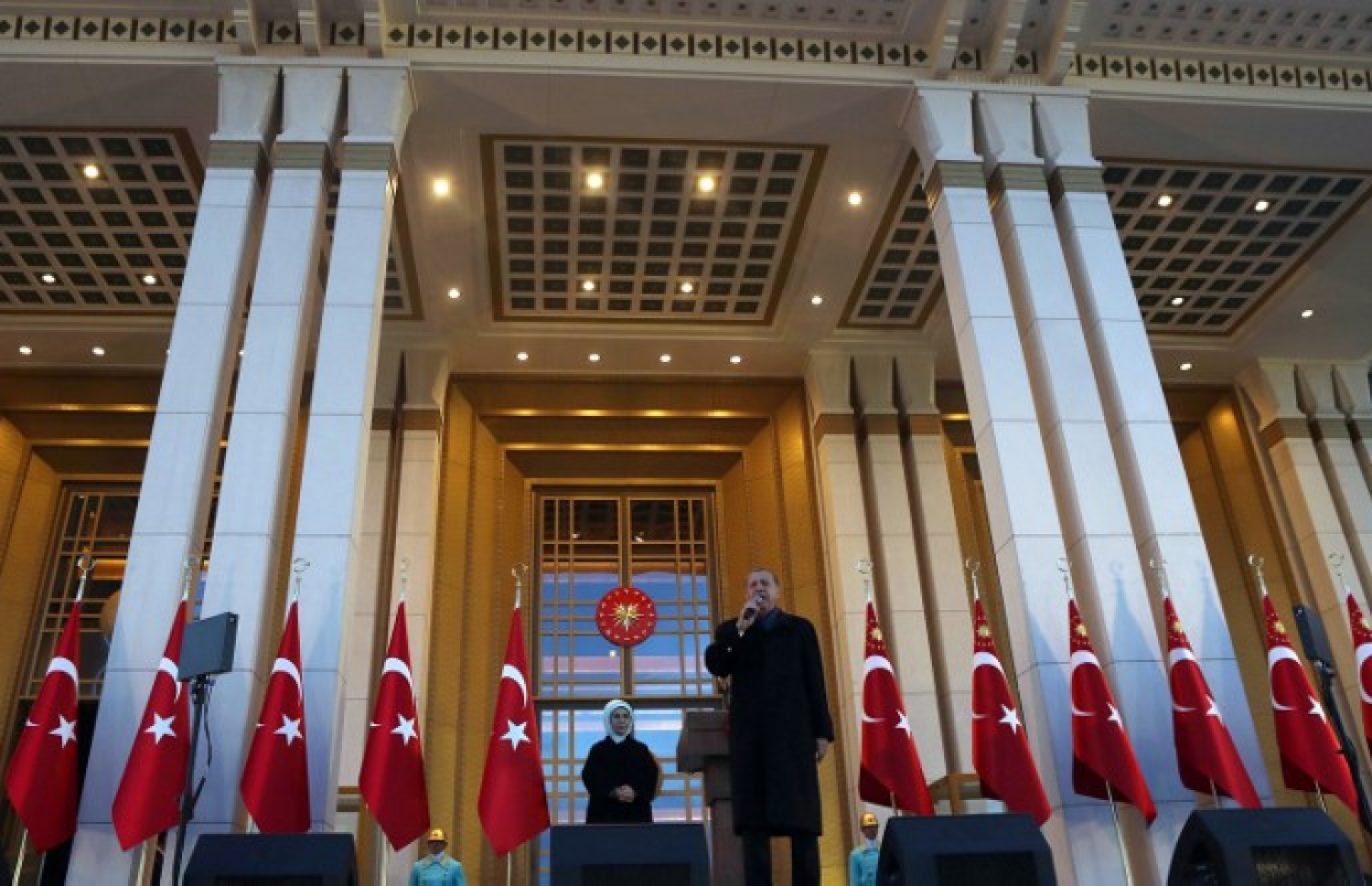 އަންކަރާގެ ރިޔާސީ ގަނޑުވަރުގައި ރައީސް އުރުދުޣާން ސަޕޯޓަރުންނާ މުޚާތަބް ކުރައްވަނީ. --ފޮޓޯ:އޭއެފްޕީ