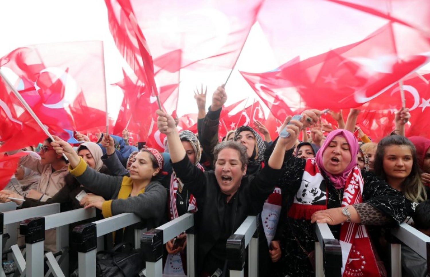 ތުރުކީގެ ރައީސް އުރުދުޣާންގެ ސަޕޯޓަރުން ގައުމީ ދިދަ ހިފައިގެން. --ފޮޓޯ:އޭއެފްޕީ