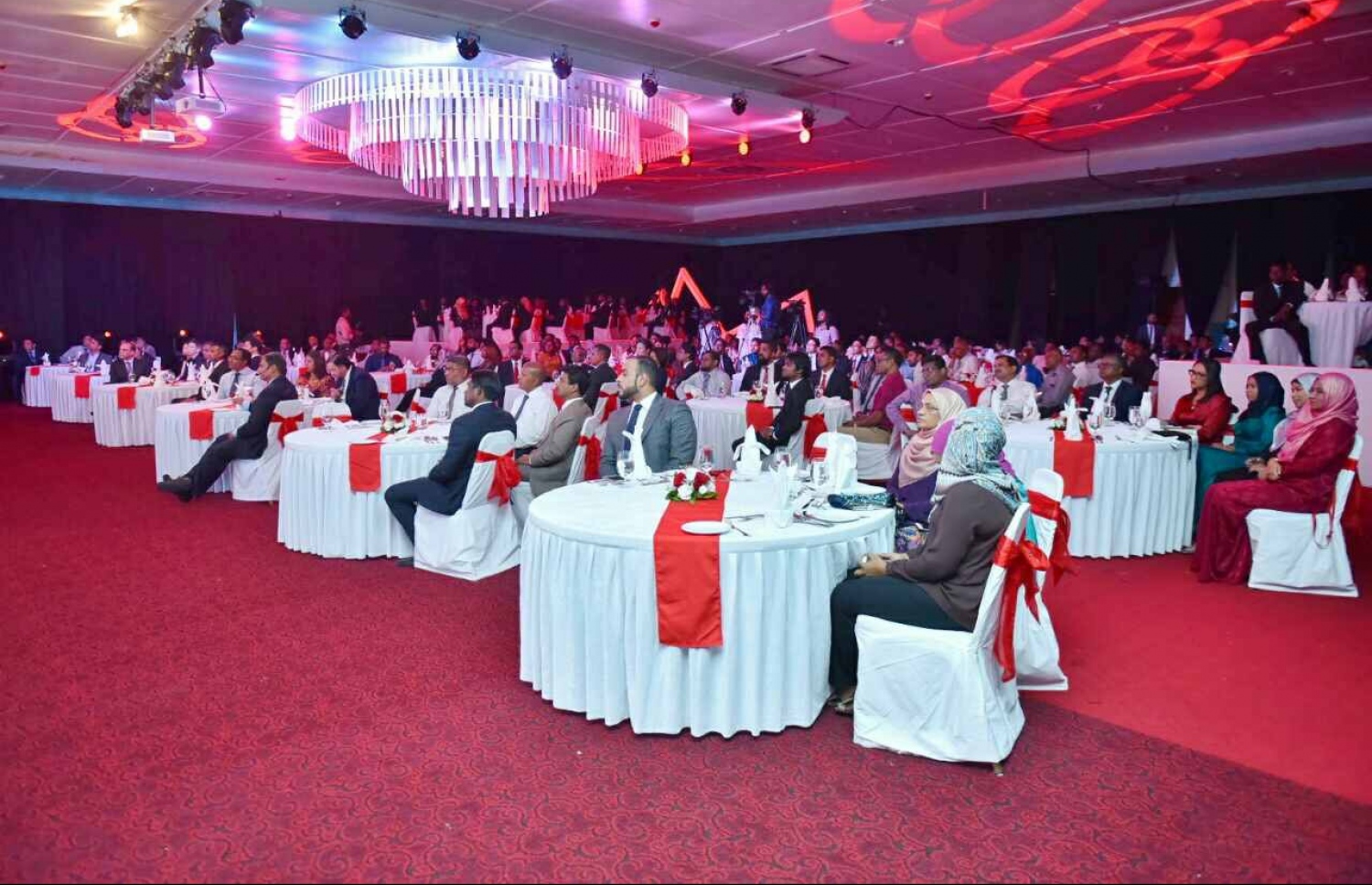 އުރީދޫގެ ހިއްސާ އާއްމުންނަށް ވިއްކަން ހުޅުވާލުން ރަސްމީކޮށް އިފްތިހާކުރުމަށް މިރޭ ބޭއްވި ހާއްސަ ރަސްމިއްޔާތު. ފޮޓޯ: ހުސެއިން ވަހީދު