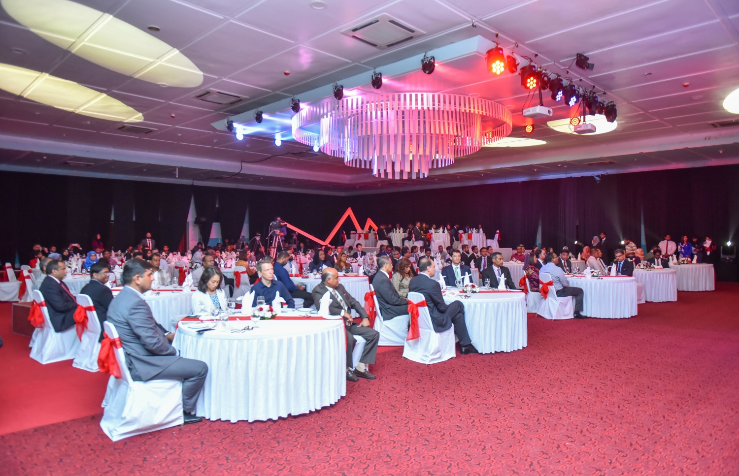 މާލެ: އޭޕްރީލް 19، 2017- އުރީދޫ އިން ހިއްސާ ވިއްކުން އިފްތިތާހުކުރުމުގެ ގޮތުން ބޭއްވި ރަސްމިއްޔާތުގެ ތެރެއިން.---މިހާރު ފޮޓޯ: ހުސެއިން ވަހީދު