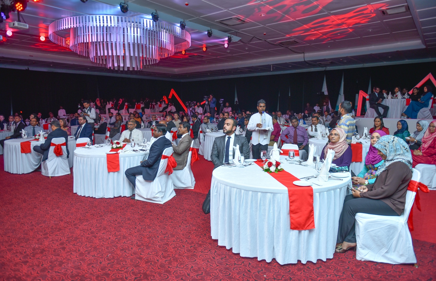 މާލެ: އޭޕްރީލް 19، 2017- އުރީދޫ އިން ހިއްސާ ވިއްކުން އިފްތިތާހުކުރުމުގެ ގޮތުން ބޭއްވި ރަސްމިއްޔާތުގެ ތެރެއިން.---މިހާރު ފޮޓޯ: ހުސެއިން ވަހީދު