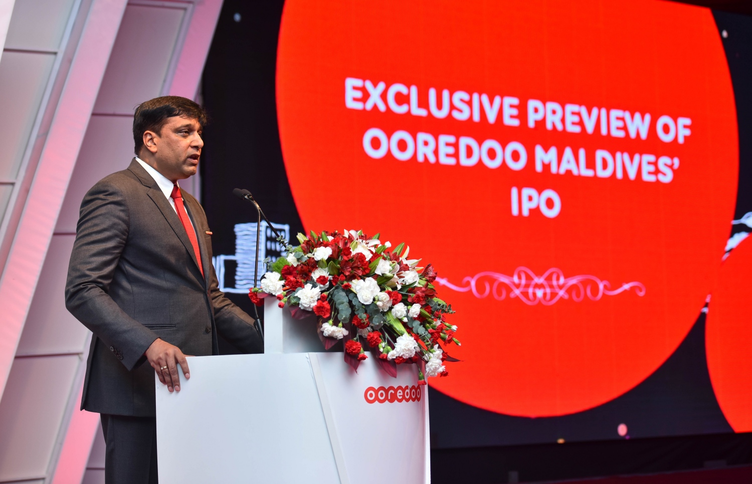 މާލެ: އޭޕްރީލް 19، 2017- އުރީދޫ އިން ހިއްސާ ވިއްކުން އިފްތިތާހުކުރުމުގެ ގޮތުން ބޭއްވި ރަސްމިއްޔާތުގައި އެ ކުންފުނީގެ މެނޭޖިން ޑިރެކްޓަރު ވިކްރަމް ސިންހާ ވާހަކަ ދައްކަވަނީ.---މިހާރު ފޮޓޯ: ހުސެއިން ވަހީދު