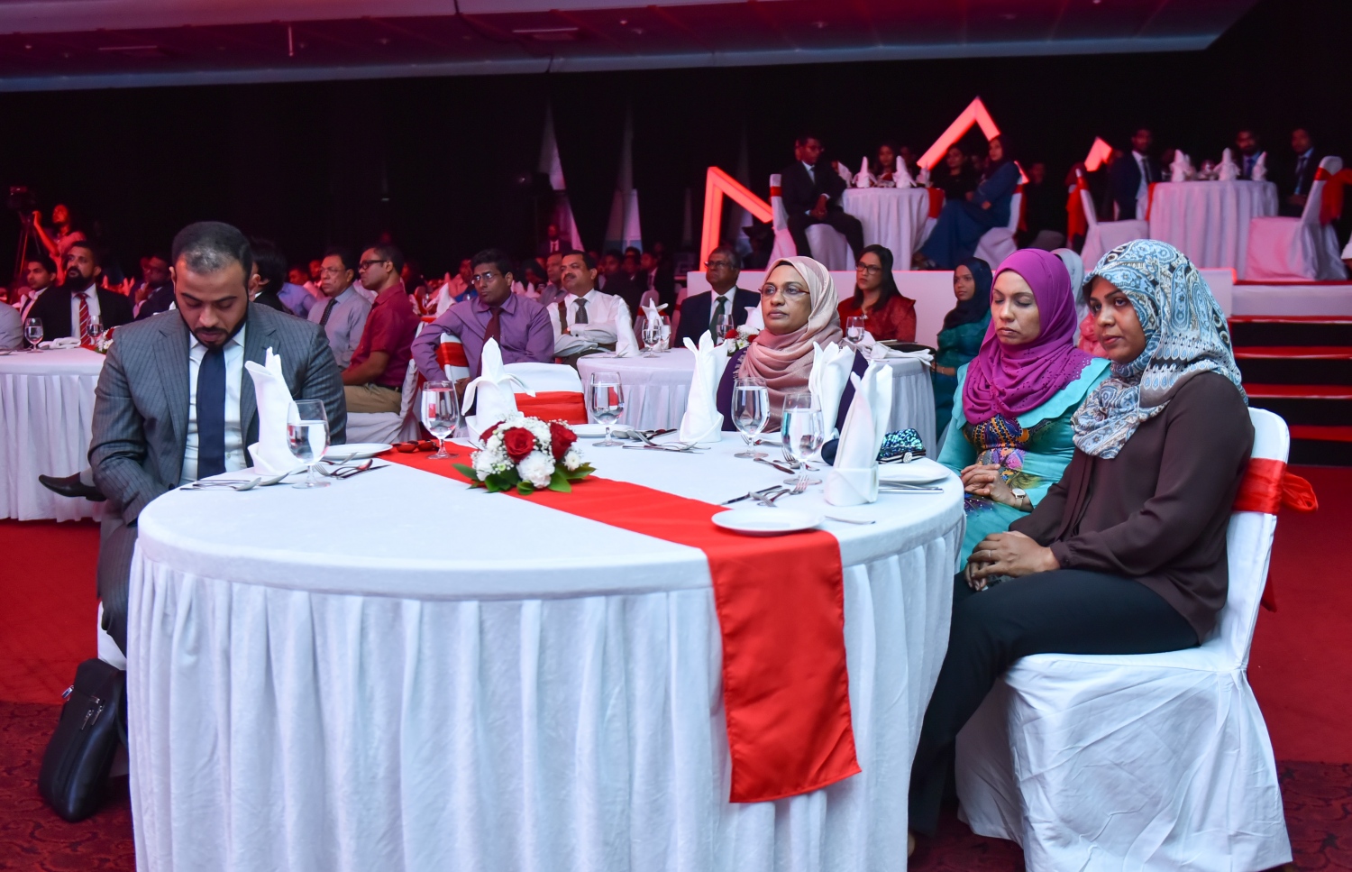 މާލެ: އޭޕްރީލް 19، 2017- އުރީދޫއިން އެ ކުންފުނީގެ ހިއްސާ ވިއްކުން އިފްތިތާހުކުރުމުގެ ގޮތުން ދަރުބާރުގޭގައި ބޭއްވި ހާއްސަ ރަސްމިއްޔާތުގެ ތެރެއިން.---މިހާރު ފޮޓޯ: ހުސެއިން ވަހީދު