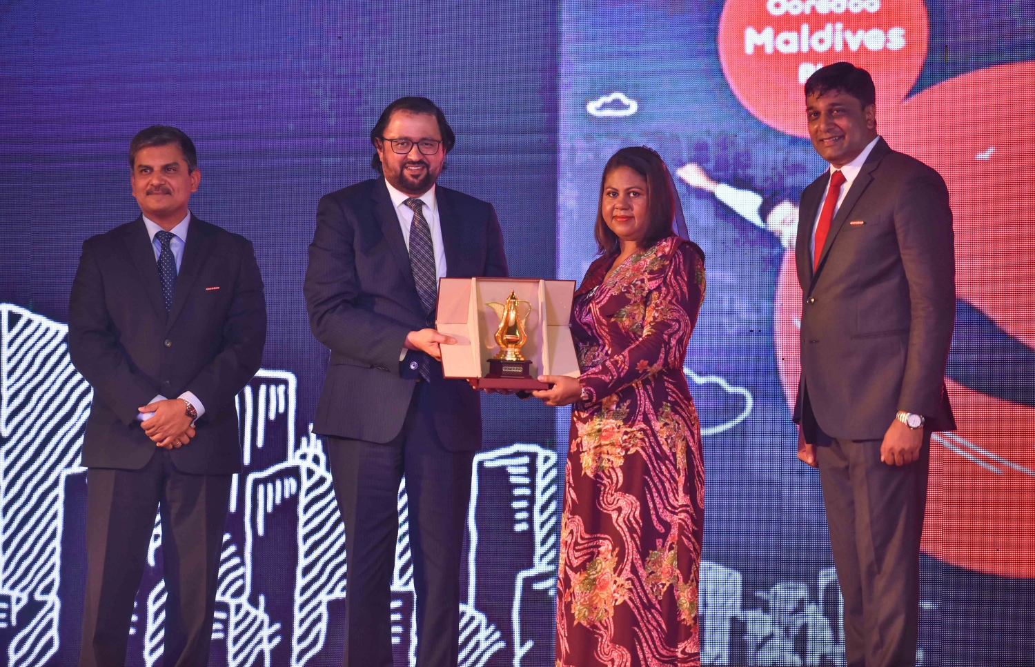 މާލެ: އޭޕްރީލް 19، 2017- އުރީދޫ އިން ހިއްސާ ވިއްކުން އިފްތިތާހުކުރުމުގެ ގޮތުން ބޭއްވި ރަސްމިއްޔާތުގައި، އެ ކުންފުނީގެ ޑެޕިއުޓީ ސީއީއޯ ޚާލިދު މުހައްމަދު އުރީދޫގެ ޕްރޮސްޕެކްޓަސް، އެމްއެމްއޭގެ ގަވަރުނަރު އަޒީމާ އާދަމް އަށް އަރުވަނީ.---މިހާރު ފޮޓޯ: ހުސެއިން ވަހީދު