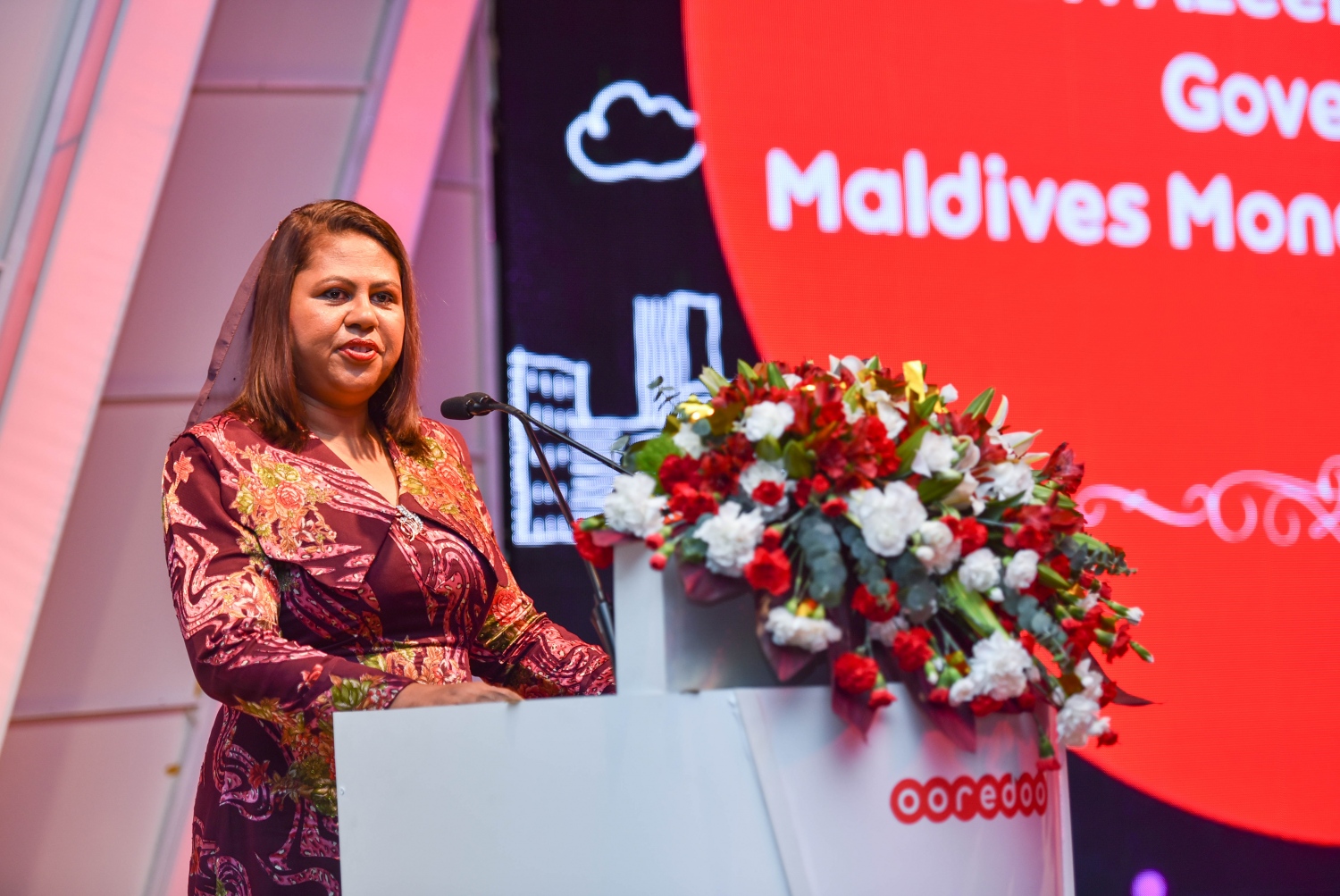 މާލެ: އޭޕްރީލް 19، 2017- އުރީދޫން އިން ހިއްސާ ވިއްކަން ފެށުން އިފުތިތާހު ކުރުމަށް ބޭއްވި ރަސްމިއްޔާތުގައި، ރާއްޖޭގެ ސެންޓްރަލް ބޭންކުގެ ގަވަރުނަރު އައިޝަތު އަޒީމާ ވާހަކަ ދައްކަވަނީ.---މިހާރު ފޮޓޯ: ހުސެއިން ވަހީދު