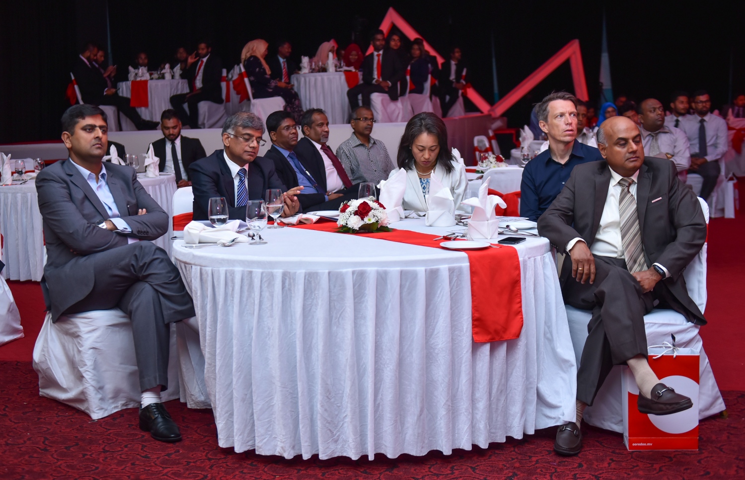 މާލެ: އޭޕްރީލް 19، 2017- އުރީދޫން އިން ހިއްސާ ވިއްކަން ފެށުން އިފުތިތާހު ކުރުމަށް ބޭއްވި ރަސްމިއްޔާތުގެ ތެރެއިން.---މިހާރު ފޮޓޯ: ހުސެއިން ވަހީދު