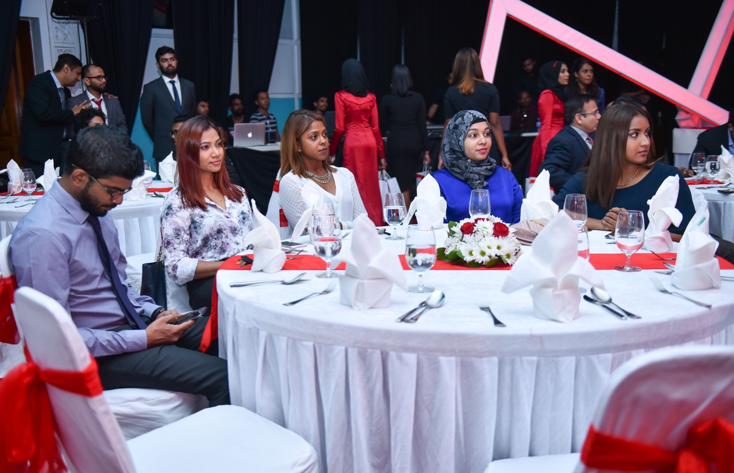 މާލެ: އޭޕްރީލް 19، 2017- އުރީދޫން އިން ހިއްސާ ވިއްކަން ފެށުން އިފުތިތާހު ކުރުމަށް ބޭއްވި ރަސްމިއްޔާތުގެ ތެރެއިން.---މިހާރު ފޮޓޯ: ހުސެއިން ވަހީދު