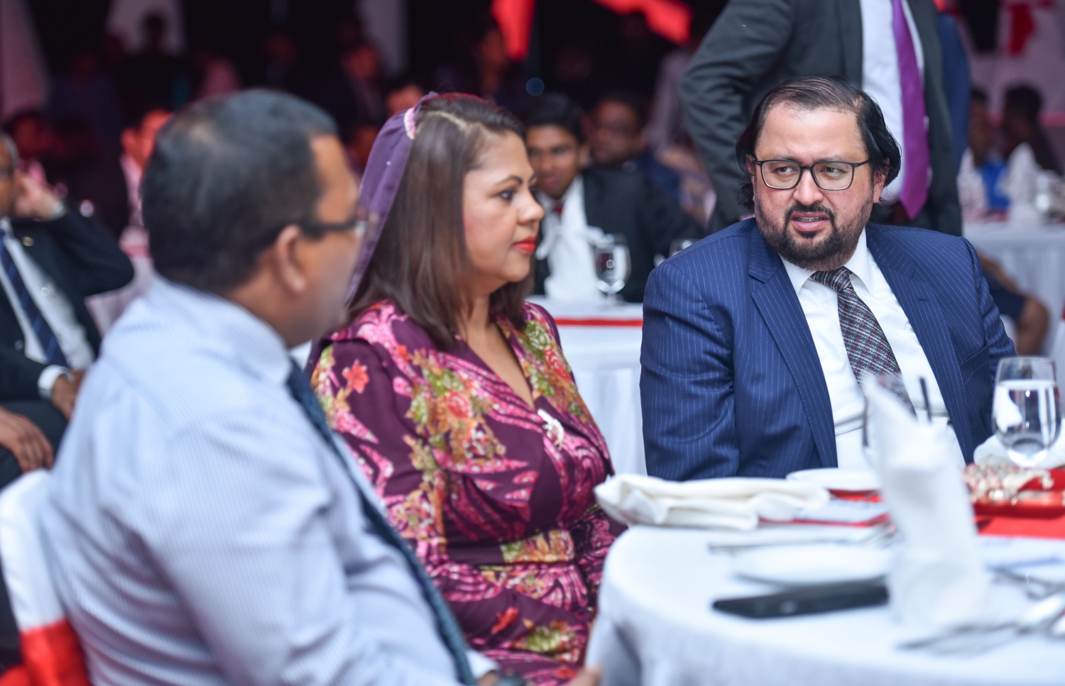 މާލެ: އޭޕްރީލް 19، 2017- އުރީދޫން އިން ހިއްސާ ވިއްކަން ފެށުން އިފުތިތާހު ކުރުމަށް ބޭއްވި ރަސްމިއްޔާތުގައި،  އެމްއެމްއޭގެ ގަވަރުނަރު އަޒީމާ (މ) ބައިވެރިވެވަޑައިގަންވަނީ.---މިހާރު ފޮޓޯ: ހުސެއިން ވަހީދު