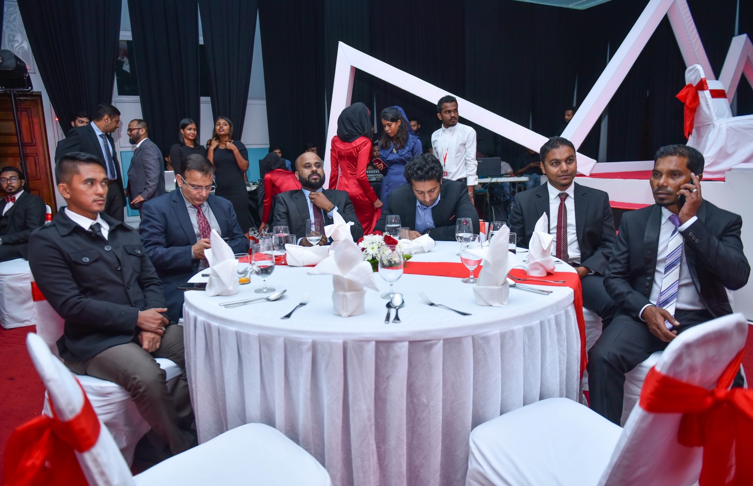 މާލެ: އޭޕްރީލް 19، 2017- އުރީދޫން އިން ހިއްސާ ވިއްކަން ފެށުން އިފުތިތާހު ކުރުމަށް ބޭއްވި ރަސްމިއްޔާތުގެ ތެރެއިން.---މިހާރު ފޮޓޯ: ހުސެއިން ވަހީދު