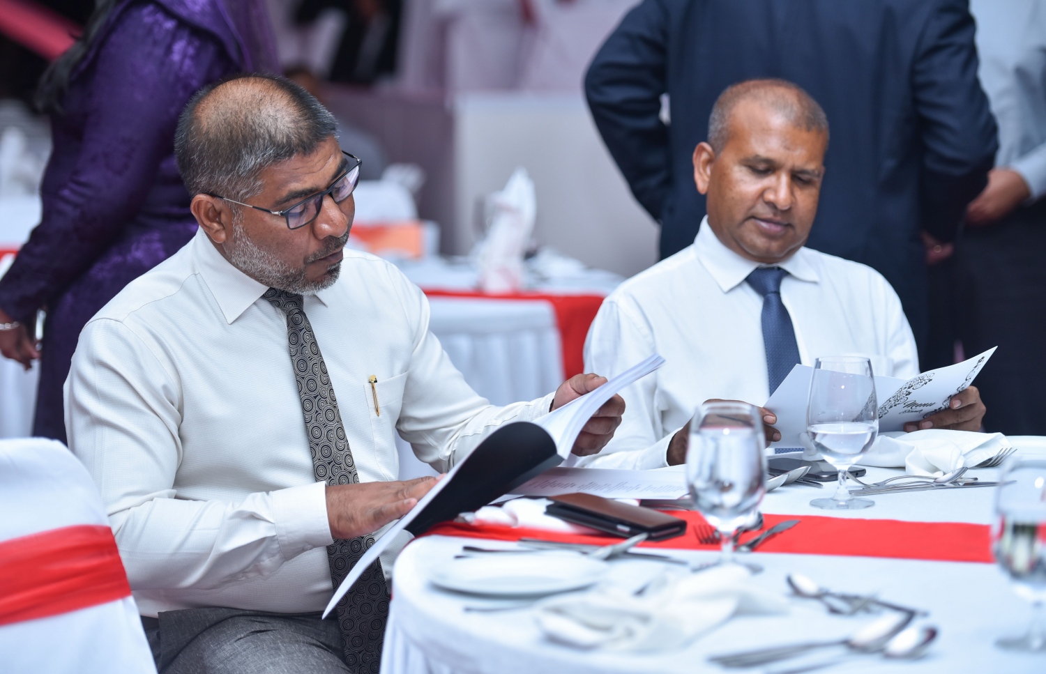 މާލެ: އޭޕްރީލް 19، 2017- އުރީދޫން އިން ހިއްސާ ވިއްކަން ފެށުން އިފުތިތާހު ކުރުމަށް ބޭއްވި ރަސްމިއްޔާތުގައި، ކޮމިޝަނަ ޖެނެރަލް އޮފް ކަސްޓަމްސް ޝަރީފް (ވ) އަދި އެންސިސްގެ މެނޭޖިން ޑިރެކްޓަރު ވަސީމް ބައިވެރިވެވަޑައިގަންނަވަނީ---މިހާރު ފޮޓޯ: ހުސެއިން ވަހީދު