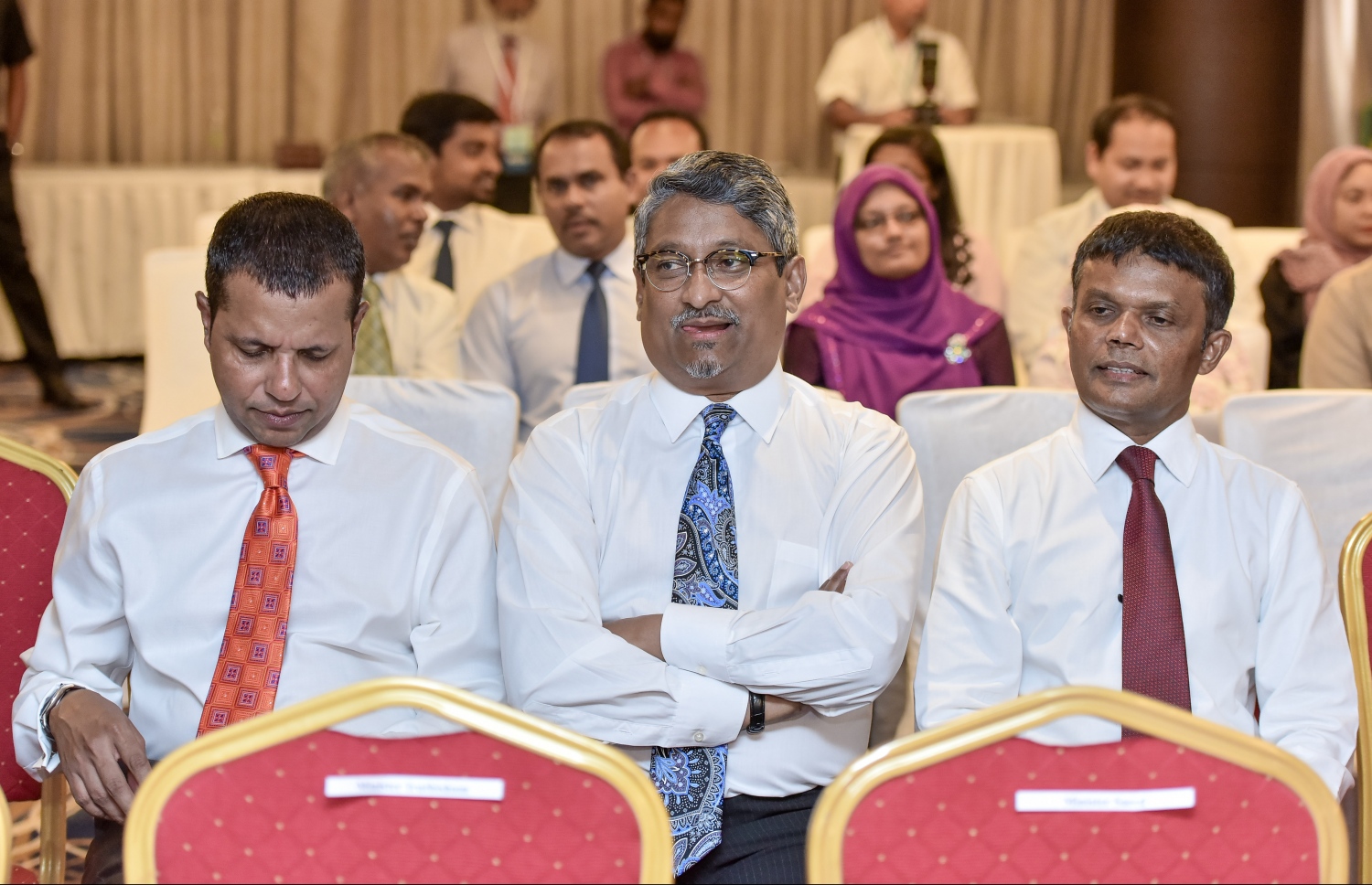 މާލެ: އޭޕްރީލް 19، 2017- ރާއްޖެ އިން ބޭރުގައި ތިއްބަވާ ދިވެހި ސަފީރުންގެ މަހާސިންތާ ފެށުމުގެ ރަސްމިއްޔާތުގައި ބައެެއް ޑިޕްލޮމެޓުން ބައިވެރިވެވަޑައިގަންނަވަނީ.---މިހާރު ފޮޓޯ: ނިޝާން އަލީ