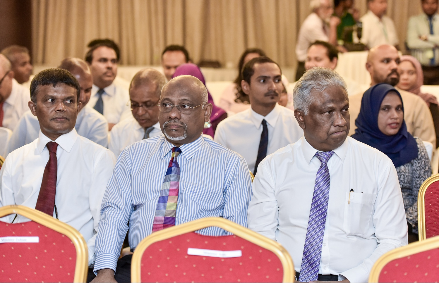 މާލެ: އޭޕްރީލް 19، 2017- ރާއްޖެ އިން ބޭރުގައި ތިއްބަވާ ދިވެހި ސަފީރުންގެ މަހާސިންތާ ފެށުމުގެ ރަސްމިއްޔާތުގައި ބައެއް ސަފީރުން ބައިވެރިވެވަޑައިގަންނަވަނީ.---މިހާރު ފޮޓޯ: ނިޝާން އަލީ