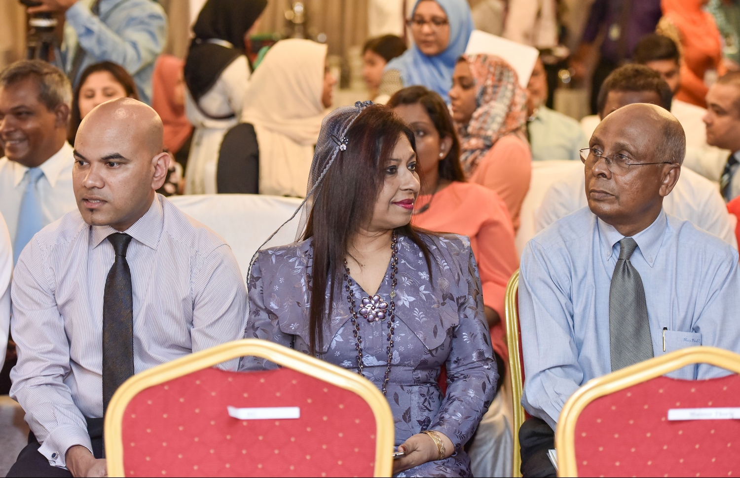 މާލެ: އޭޕްރީލް 19، 2017- ރާއްޖެ އިން ބޭރުގައި ތިއްބަވާ ދިވެހި ސަފީރުންގެ މަހާސިންތާ ފެށުމުގެ ރަސްމިއްޔާތުގައި ބައެއް ސަފީރުން ބައިވެރިވެވަޑައިގަންނަވަނީ.---މިހާރު ފޮޓޯ: ނިޝާން އަލީ