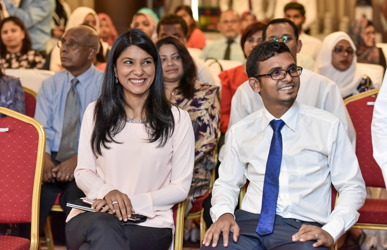 މާލެ: އޭޕްރީލް 19، 2017- ރާއްޖެ އިން ބޭރުގައި ތިއްބަވާ ދިވެހި ސަފީރުންގެ މަހާސިންތާ ފެށުމުގެ ރަސްމިއްޔާތުގައި ފިނޭންސް މިނިސްޓަރު މުނައްވަރު (ކ) އަދި ޖެންޑާ މިނިސްޓަރު ޒެނީޝާ ބައިވެރިވެވަޑައިގަންނަވަނީ.---މިހާރު ފޮޓޯ: ނިޝާން އަލީ