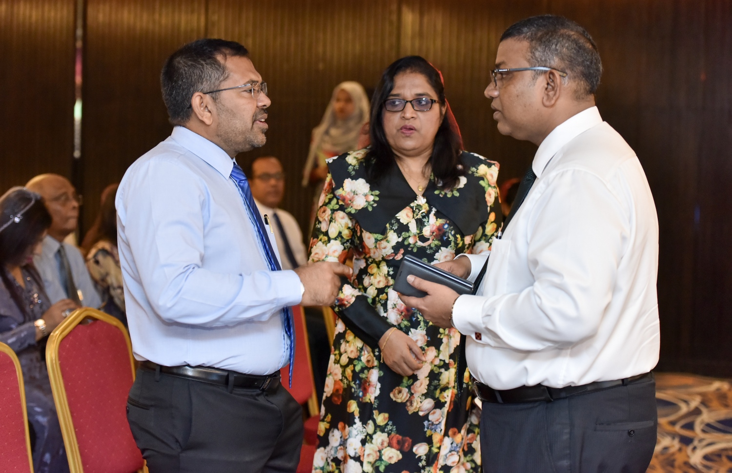 މާލެ: އޭޕްރީލް 19، 2017- ރާއްޖެ އިން ބޭރުގައި ތިއްބަވާ ދިވެހި ސަފީރުންގެ މަހާސިންތާ ފެށުމުގެ ރަސްމިއްޔާތުގައި ޓޫރިޒަމް މިނިސްޓަރު ޒަމީރާއި ރައީސް އޮފީހުގެ ލީގަލް މިނިސްޓަރު އާޒިމާ އަދި އިންޑިއާގައި ހުންނަވާ ދިވެހި ސަފީރު އަހުމަދު މުހައްމަދު ވާހަކަ ދައްކަވަނީ.---މިހާރު ފޮޓޯ: ނިޝާން އަލީ