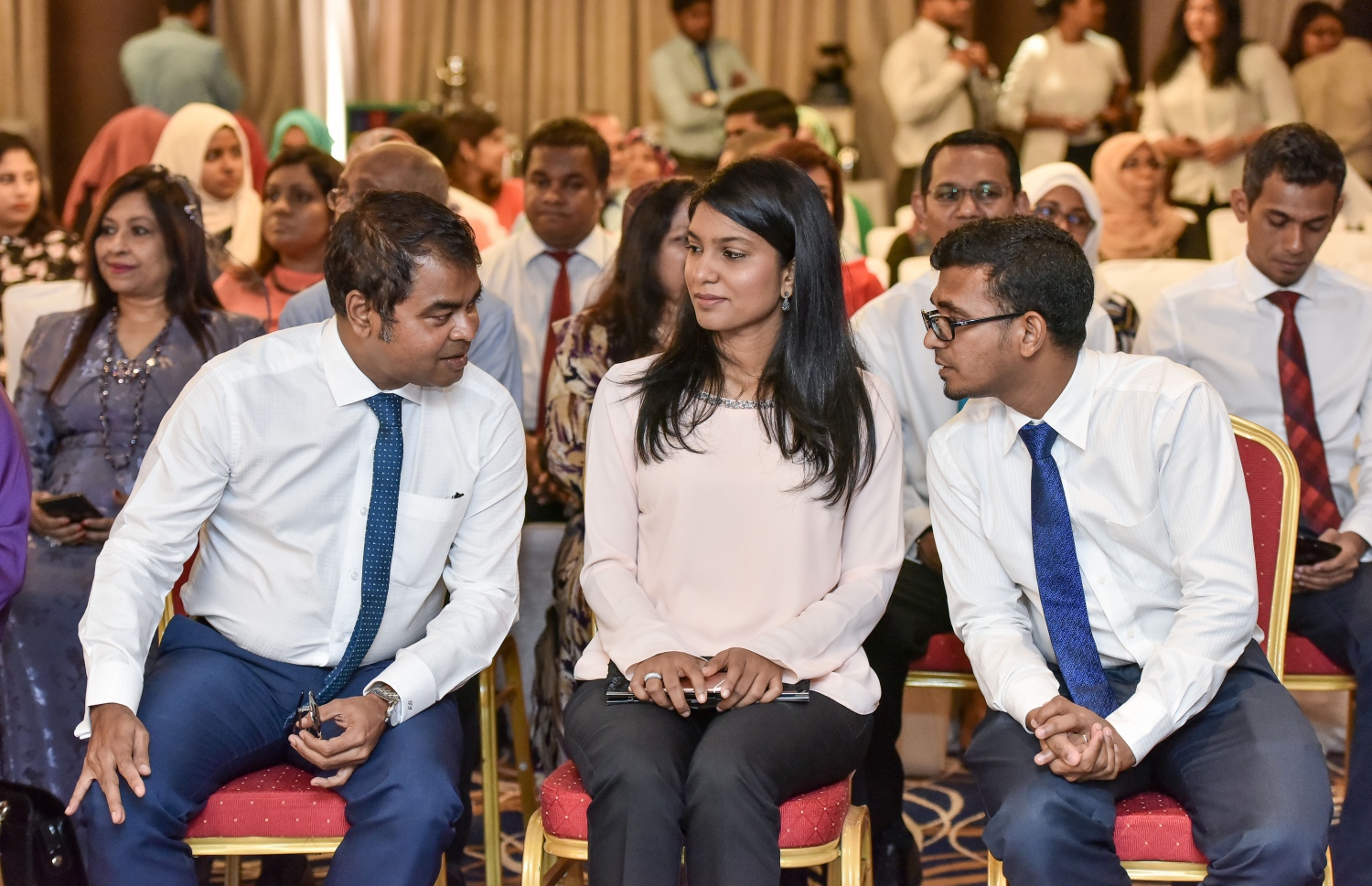 މާލެ: އޭޕްރީލް 19، 2017- ރާއްޖެ އިން ބޭރުގައި ތިއްބަވާ ދިވެހި ސަފީރުންގެ މަހާސިންތާ ފެށުމުގެ ރަސްމިއްޔާތުގައި (ކ-ވ) ފިނޭންސް މިނިސްޓަރު މުނައްވަރާއި ޖެންޑާ މިނިސްޓަރު ޒެނީޝާ އަދި އެންވަޔަރުމެންޓް މިނިސްޓަރު ތޯރިގް ވާހަކަ ދައްކަވަނީ.---މިހާރު ފޮޓޯ: ނިޝާން އަލީ