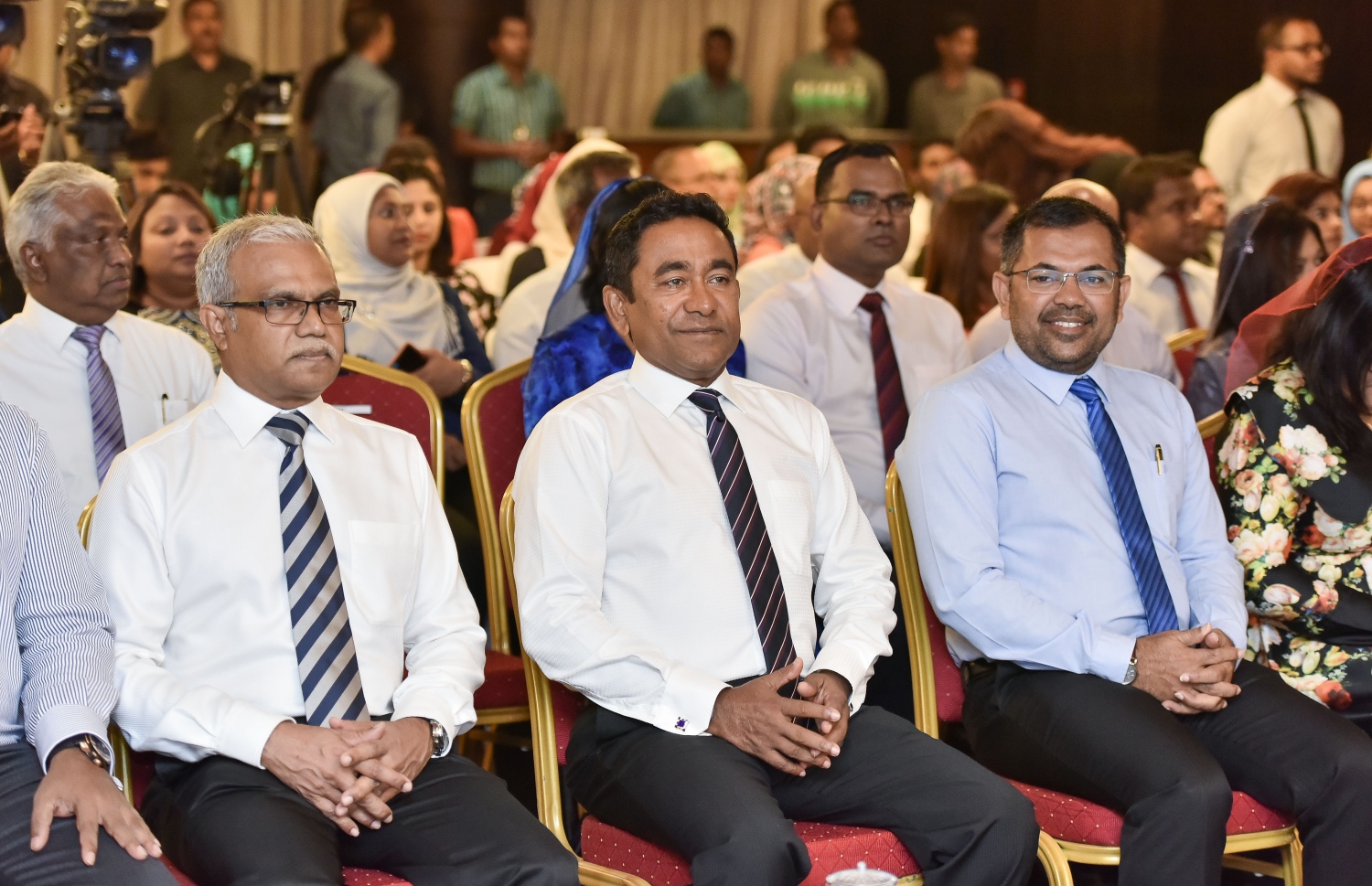 މާލެ: އޭޕްރީލް 19، 2017- ރާއްޖެ އިން ބޭރުގައި ތިއްބަވާ ދިވެހި ސަފީރުންގެ މަހާސިންތާ ފެށުމުގެ ރަސްމިއްޔާތުގައި ރައީސް ޔާމީނާއި ފޮރިން މިނިސްޓަރު ޑރ. އާސިމް އަދި ޓޫރިޒަމް މިނިސްޓަރު މޫސާ ޒަމީރު ބައިވެރިވެވަޑައިގަންނަވަނީ.---މިހާރު ފޮޓޯ: ނިޝާން އަލީ