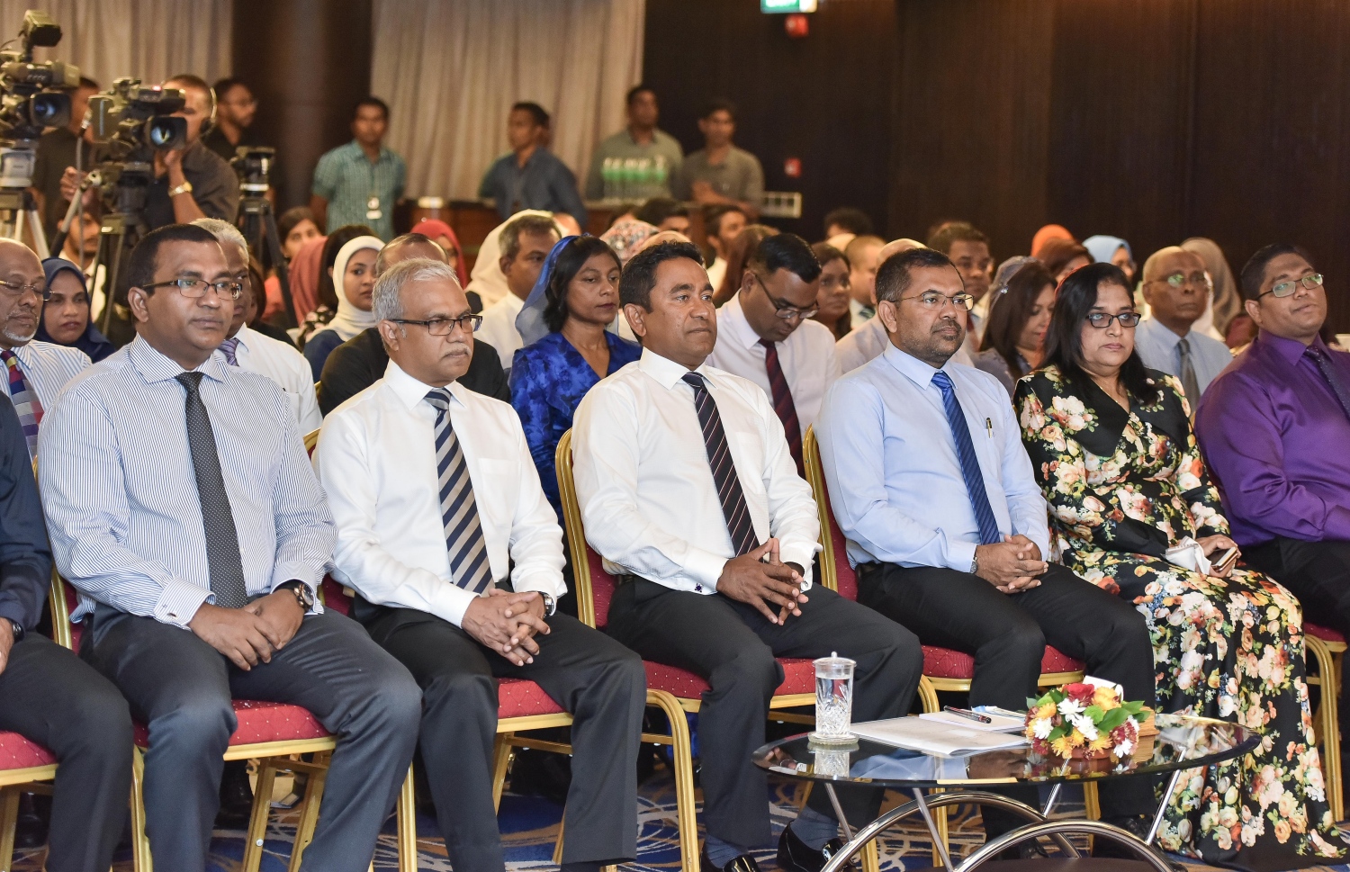 މާލެ: އޭޕްރީލް 19، 2017- ރާއްޖެ އިން ބޭރުގައި ތިއްބަވާ ދިވެހި ސަފީރުންގެ މަހާސިންތާ ފެށުމުގެ ރަސްމިއްޔާތުގައި ރައީސް ޔާމީން ބައިވެރިވެވަޑައިގަންނަވަނީ.---މިހާރު ފޮޓޯ: ނިޝާން އަލީ