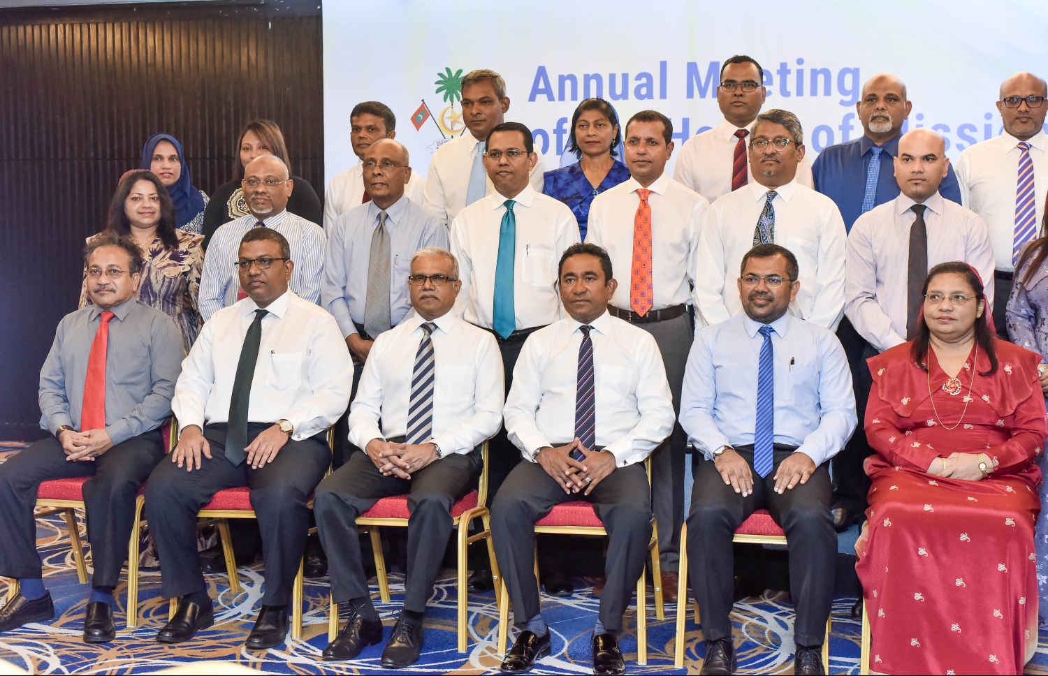 މާލެ: އޭޕްރީލް 19، 2017- ރާއްޖެ އިން ބޭރުގައި ތިއްބަވާ ދިވެހި ސަފީރުންގެ މަހާސިންތާ ފެށުމުގެ ރަސްމިއްޔާތަށް ފަހު، ރައީސް ޔާމީނާއި ފޮރިން މިނިސްޓަރު ޑރ. އާސިމް ސަފީރުންނާ އެކު ފޮޓޯފުޅެއް ނަންގަވަނީ---މިހާރު ފޮޓޯ: ނިޝާން އަލީ