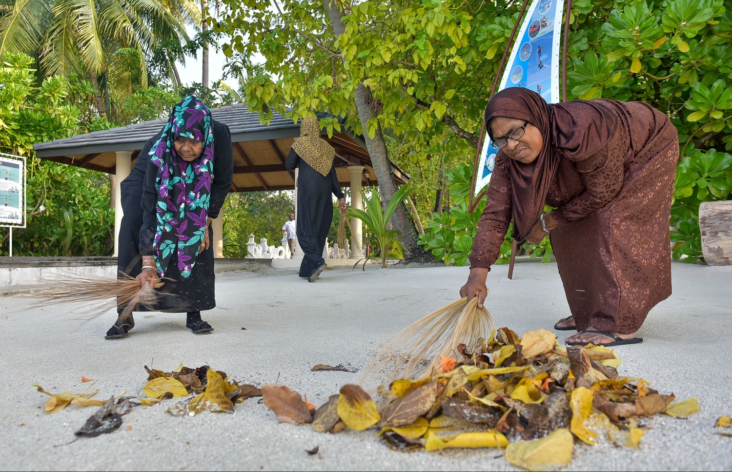 ސަން އައިލެންޑްގެ ރަށުތެރެ ކުނިކެހުމުގައި ދިވެހި އަންހެނުން: ކައިރީގައި އޮތް މާމިގިއްޔާއި ފެންފުށީގެ އަންހެނުން މިކަން ގަވައިދުން ކުރޭ -- ފޮޓޯ: ނިޝާން އަލީ/ މިހާރު