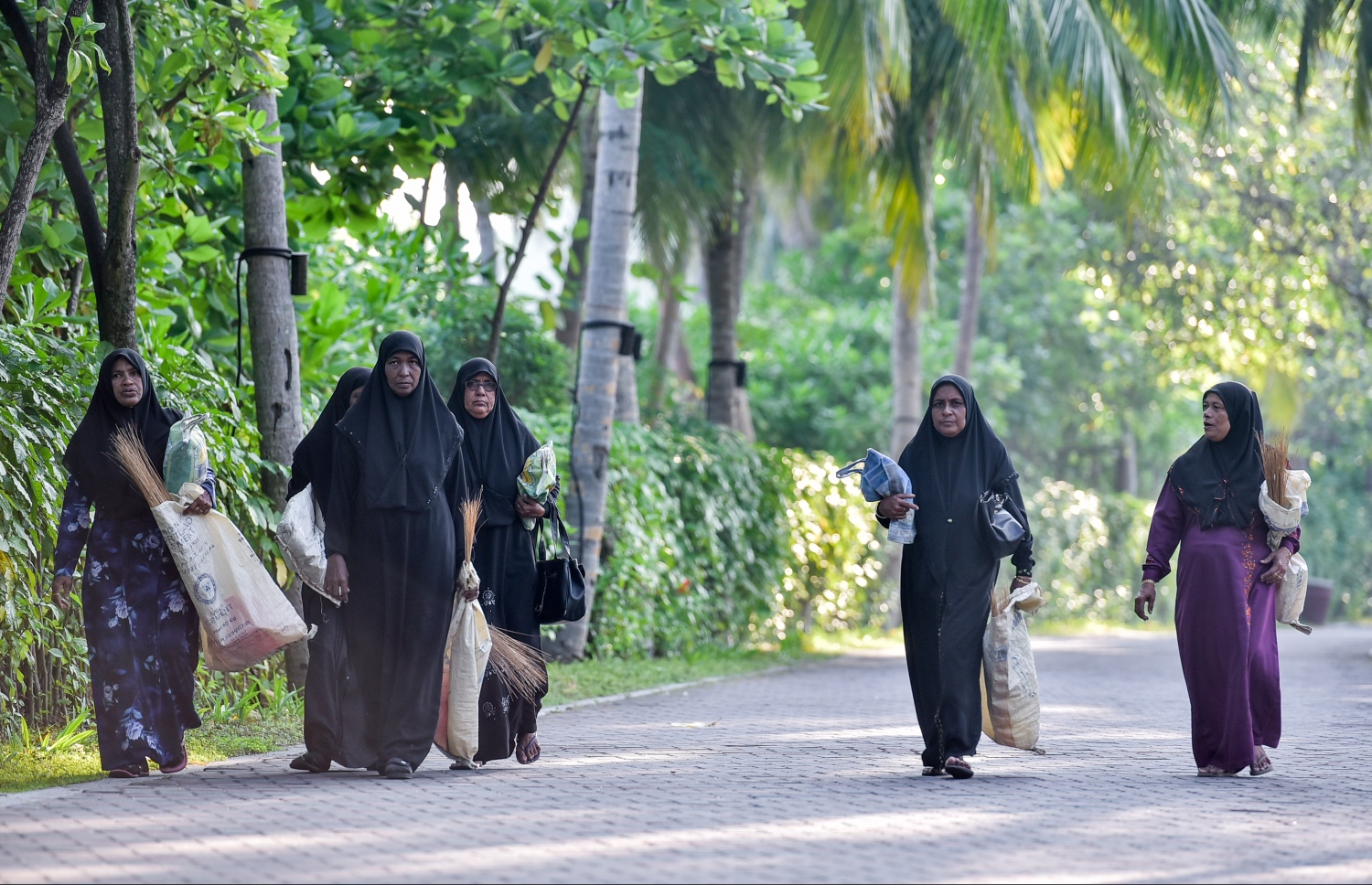 ފެންފުއްޓާއި މާމިގިލީ އަންހެނުންތަކެއް ސަން އައިލެންޑް ކުނިކެހުމުގެ މަސައްކަތުގައި -- ފޮޓޯ: ނިޝާން އަލީ