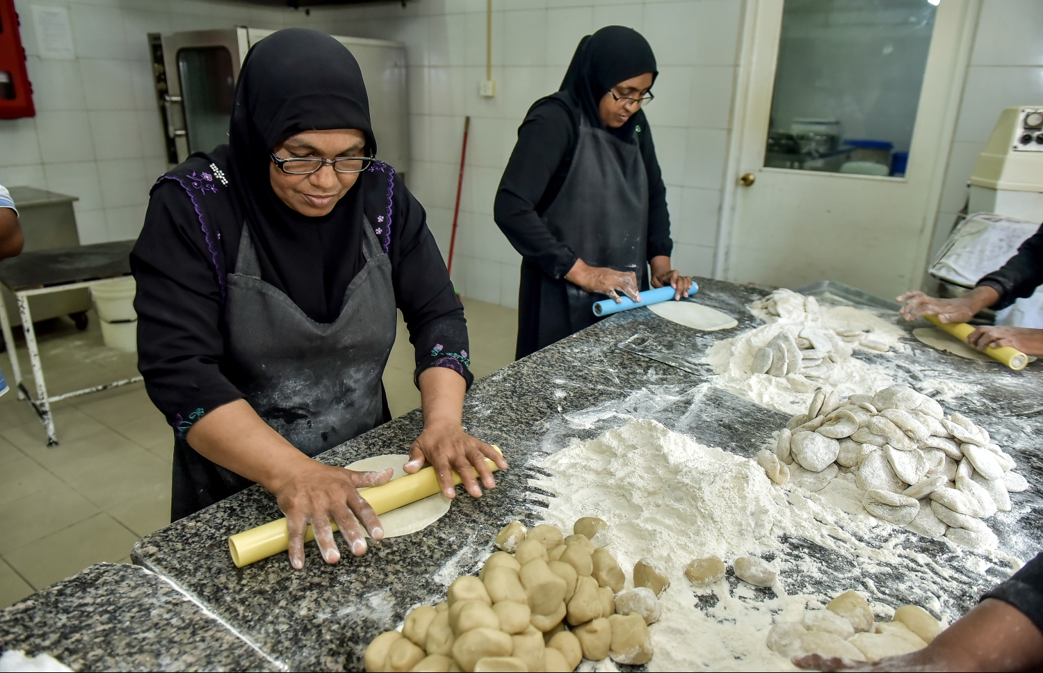 ފެންފުށީ އަންހެނުންތަކެއް ރޮށި ދެމުމުގެ މަސައްކަތުގައި -- ފޮޓޯ: ނިޝާން އަލީ