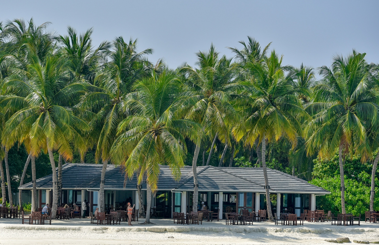 ސަން އައިލެންޑް: މާޗު 5، 2017: ރިސޯޓްގެ އަތިރިމަތީގައި ހުންނަ ކޮފީ ޝޮޕް -- ފޮޓޯ: ނިޝާން އަލީ/ މިހާރު