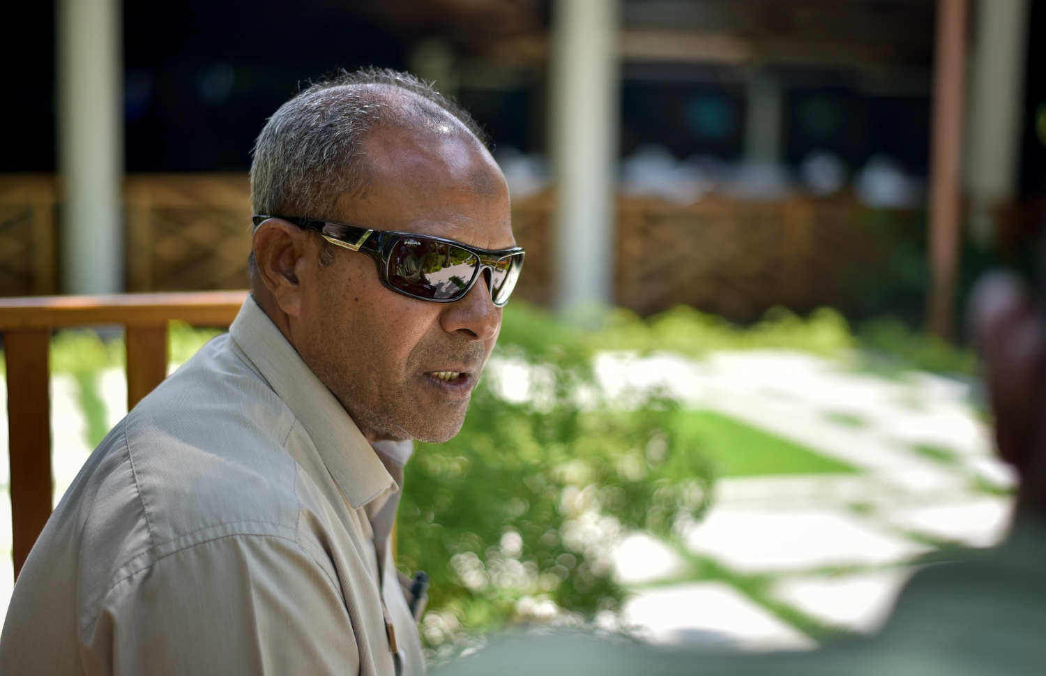 ޑީޑީ: ސަން އައިލޭންޑްގެ ރިސެޕްޝަން ސަރަހައްދުގެ ބަގީޗާ ތެރޭގައި އިންނަވައިގެން "މިހާރު" އަށް އިންޓަވިއު ދެއްވަނީ. ފޮޓޯ ނިޝާން އަލީ/ މިހާރު