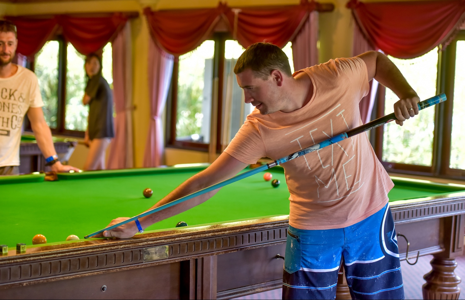 ސަން އައިލެންޑް: މާޗު 5، 2017: ޓޫރިސްޓުންތަކެއް ބިލިޔާޑް ކުޅެނީ-- ފޮޓޯ: ނިޝާން އަލީ/ މިހާރު