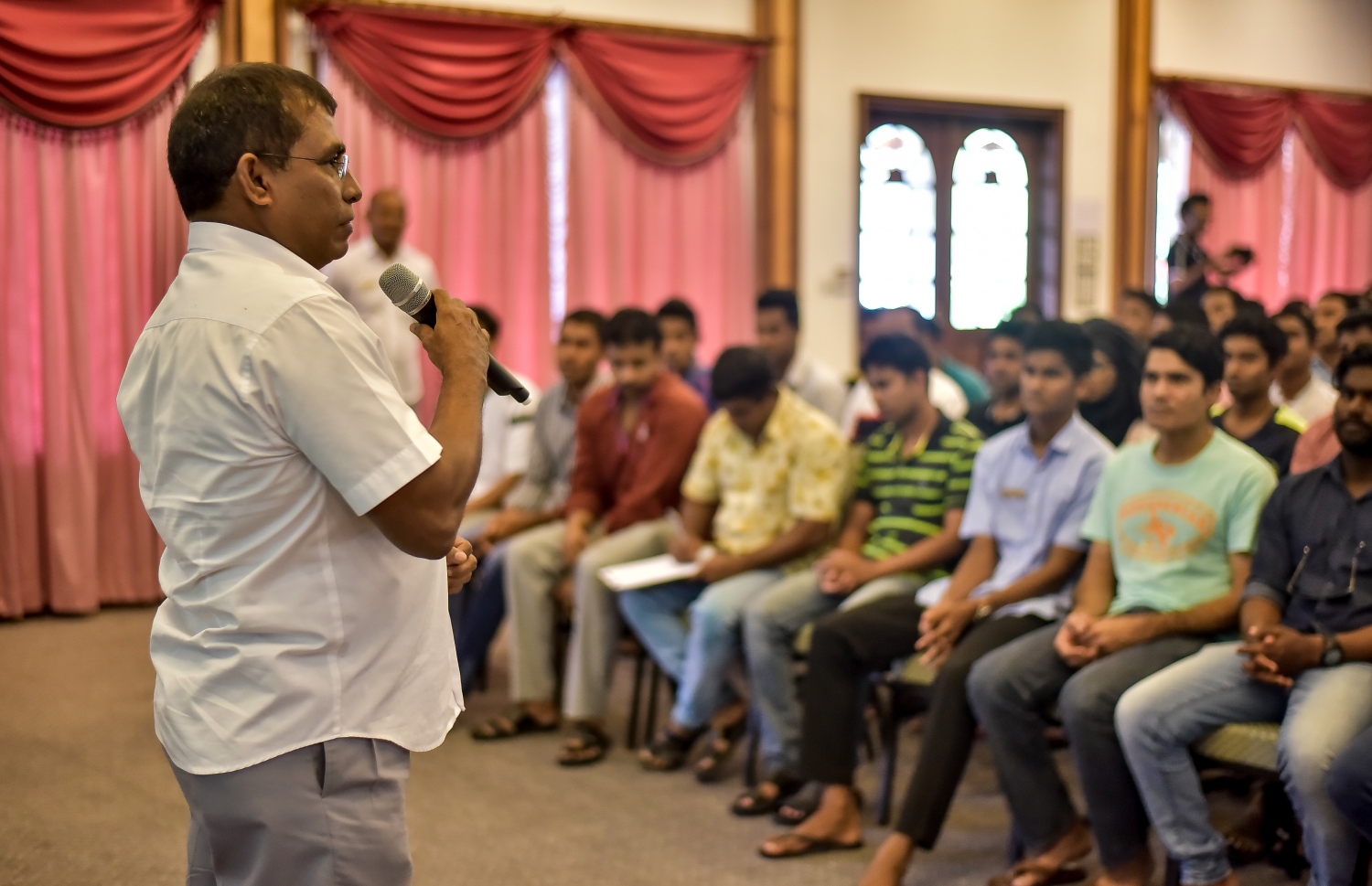 ސަން އައިލެންޑްގެ މުވައްޒަފުންނާ މައުސް ބައްދަލު ކުރައްވަނީ: ގިނަ އަދަދެއްގެ ދިވެހިން ވަޒީފާ އަދާކުރޭ -- ފޮޓޯ: ނިޝާން އަލީ/ މިހާރު