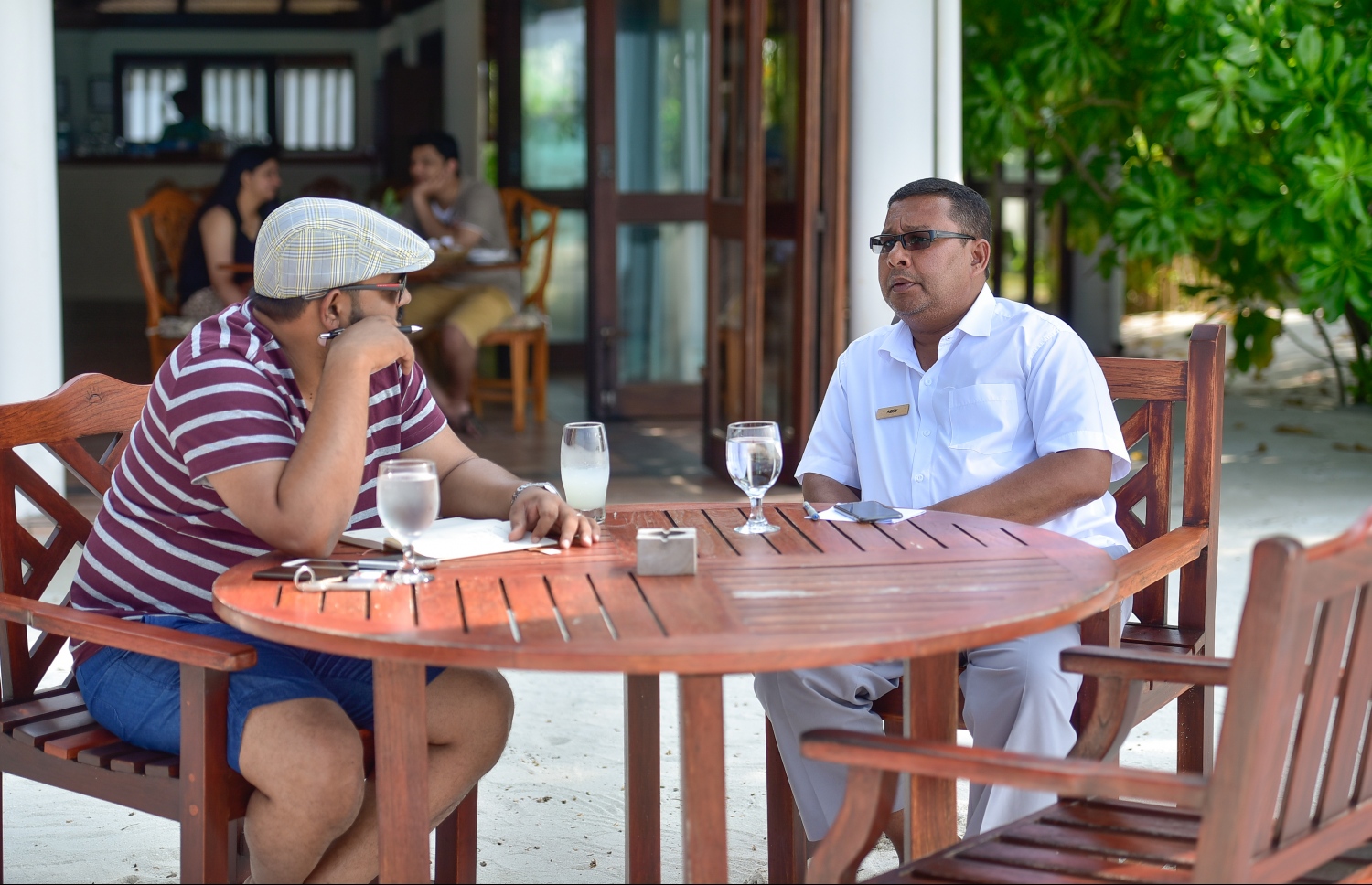 ސަން އައިލެންޑް ރިސޯޓުގެ ޑެޕިއުޓީ ޖެނެރަލް މެނޭޖަރު އަބްދުއް ރަޝީދު މުހައްމަދު (އަބްސީ) "މިހާރު"އަށް އިންޓަވިއު ދެއްވަނީ. ރިސޯޓުގެ އޮޕަރޭޝަންސްގެ އިސްކޮށް ހަރަކާތްތެރިވާ އެއް ބޭފުޅަކީ އަބްސީ. ފޮޓޯ: ނިޝާން އަލީ /މިހާރު