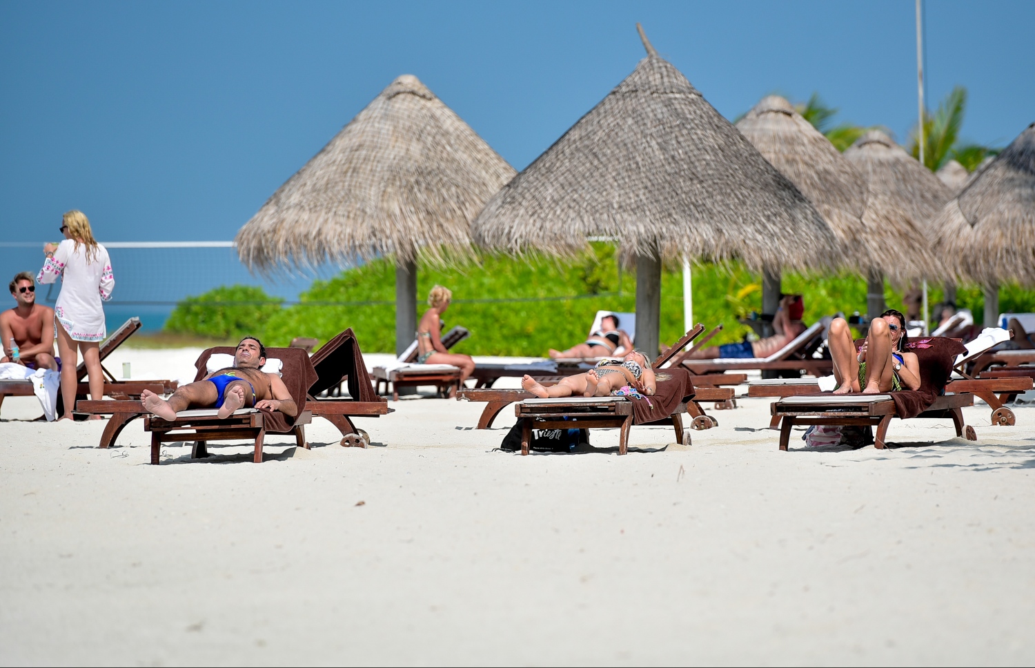 ސަން އައިލެންޑް: މާޗު 5، 2017: ޓޫރިސްޓުންތަކެއް ބީޗުގައި-- ފޮޓޯ: ނިޝާން އަލީ/ މިހާރު