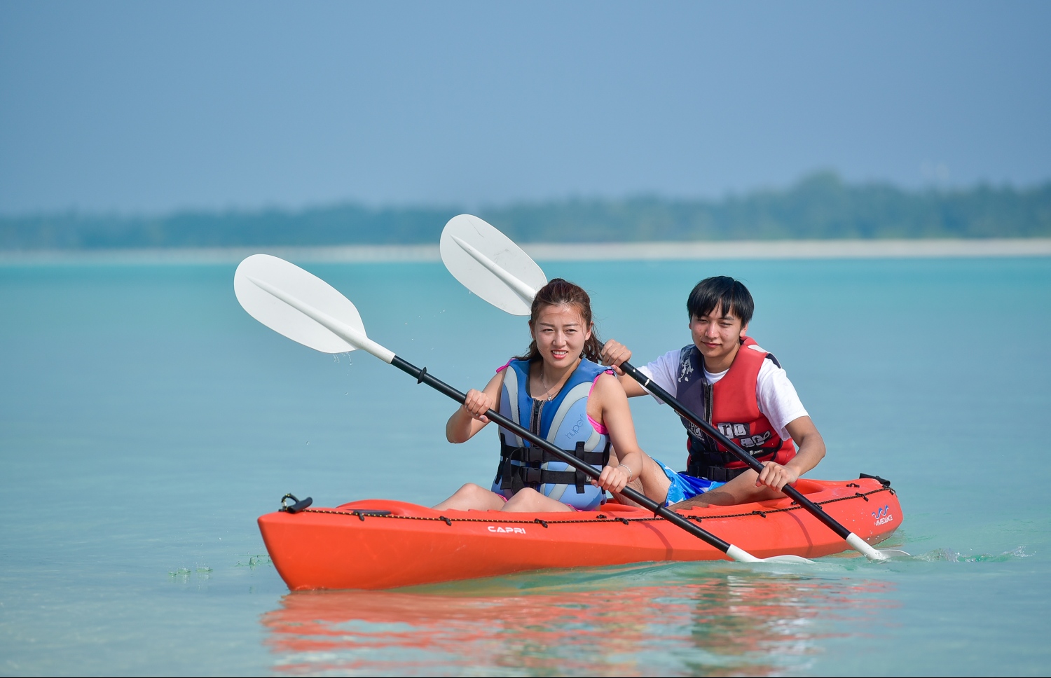 ދެ ޓޫރިސްޓަކު ކެނޯ ދުއްވަނީ: އެތައް ފަހަރަކު ރާއްޖެ އަންނަން ފޫހިނުވާނެ ކަމަށް ބައެއް މީހުން ބުނޭ - ފޮޓޯ: ނިޝާން އަލީ /މިހާރު