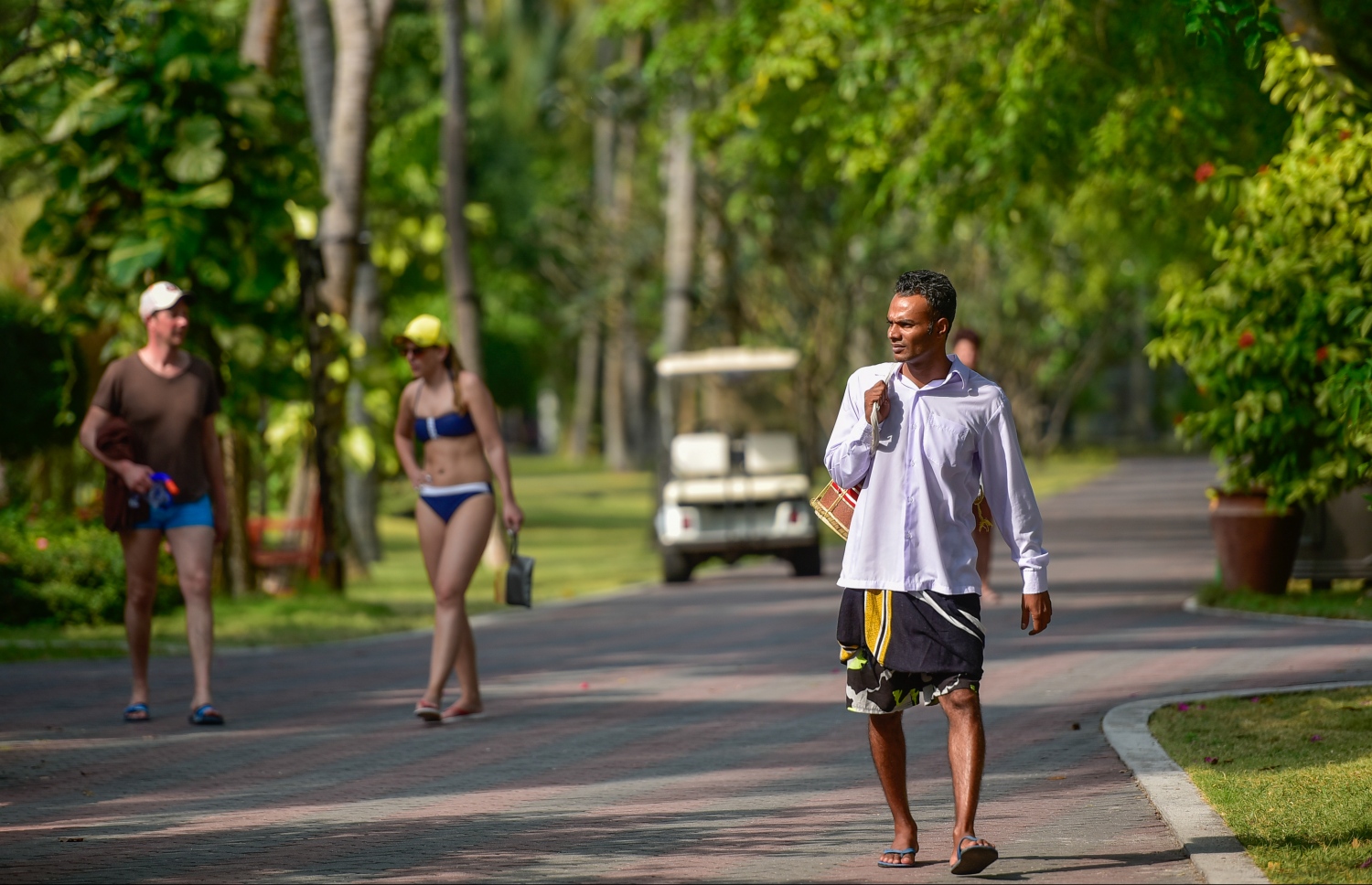 ސަން އައިލެންޑް: މާޗު 5، 2017: ރިސޯޓްގެ ފެހި މަގެއް: މި ރިސޯޓްގެ އެންމެ ހާއްސަ އެއް ކަމަކީ ރަށުގެ ފެހިކަން. ގަސްތައް އިންދުމާއި ބެލެހެއްޓުމުގައި ވެސް ގިނަ މުވައްޒަފުންތަކެއް ގެންގުޅޭ-- ފޮޓޯ: ނިޝާން އަލީ/ މިހާރު