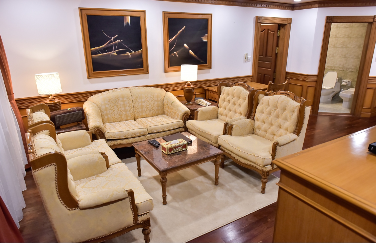 ސަން އައިލެންޑް ރިސޯޓް، މާޗް 5، 2017: ރިސޯޓްގެ ވޯޓާ ބަންގަލޯއެއްގެ ސިޓިން އޭރިއާ -- ފޮޓޯ: ނިޝާން އަލީ/ މިހާރު