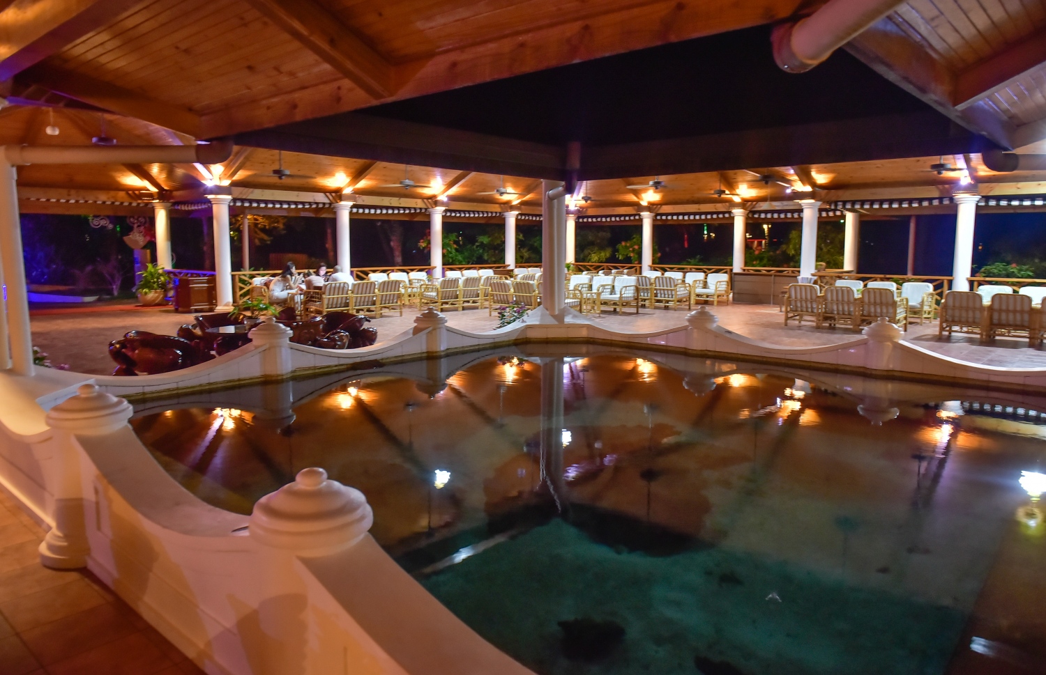 ސަން އައިލެންޑް ރިސޯޓް، މާޗް 5، 2017: ރިސޯޓްގެ ލޮބީގައި އޮތް ފެންގަނޑެއް: މި ރިސޯޓް ޑިޒައިން ކޮށްފައިވާ ގޮތުން ހުރިހާ ތަނަކީ ވެސް ގުދުރަތީ ރީތިކަން ހިމެނޭ ގޮތަށް ޑިޒައިން ކޮށްފައިވާ ތަންތަން -- ފޮޓޯ: ނިޝާން އަލީ/ މިހާރު