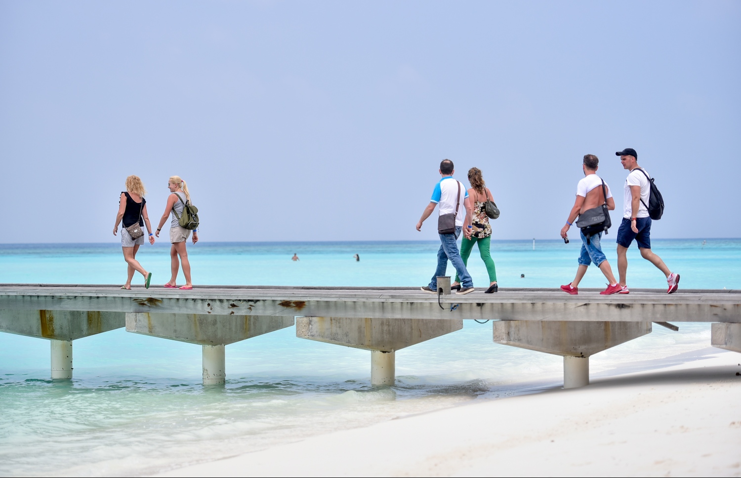 ޓޫރިސްޓުންތަކެއް -- ފޮޓޯ/މިހާރު