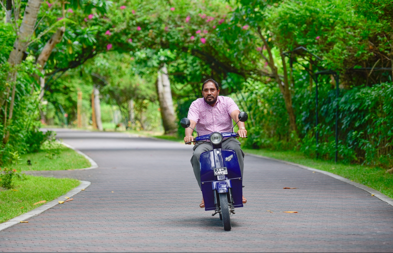 ސަން އައިލެންޑް ރިސޯޓް، މާޗް 5، 2017: ރިސޯޓްގެ އޯނަރު ގާސިމް އިބްރާހިމް ސަން އައިލެންޑް ރިސޯޓްގައި ސައިކަލް ދުއްވަވަނީ: މި ސައިކަލަކީ ސަން އައިލެންޑް ހަދަމުން ދިޔަ ދުވަސްވަރު އެ ރަށަށް ގެންދިޔަ ސައިކަލެއް. ގާސިމް ސަން އަށް ވަޑައިގެންފި ނަމަ މުޅިން ވެސް އުޅުއްވާނީ މި ސައިކަލްގައި -- ފޮޓޯ: ނިޝާން އަލީ/ މިހާރު